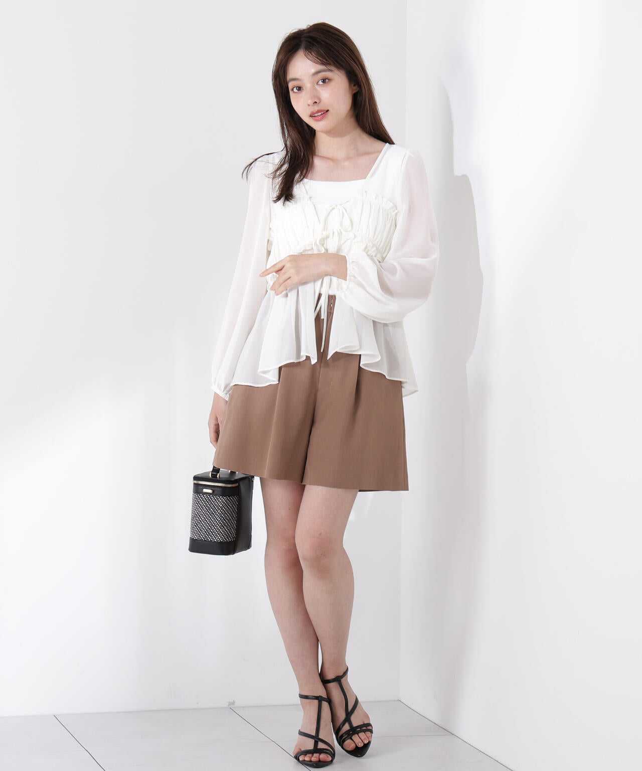 タックショートパンツ