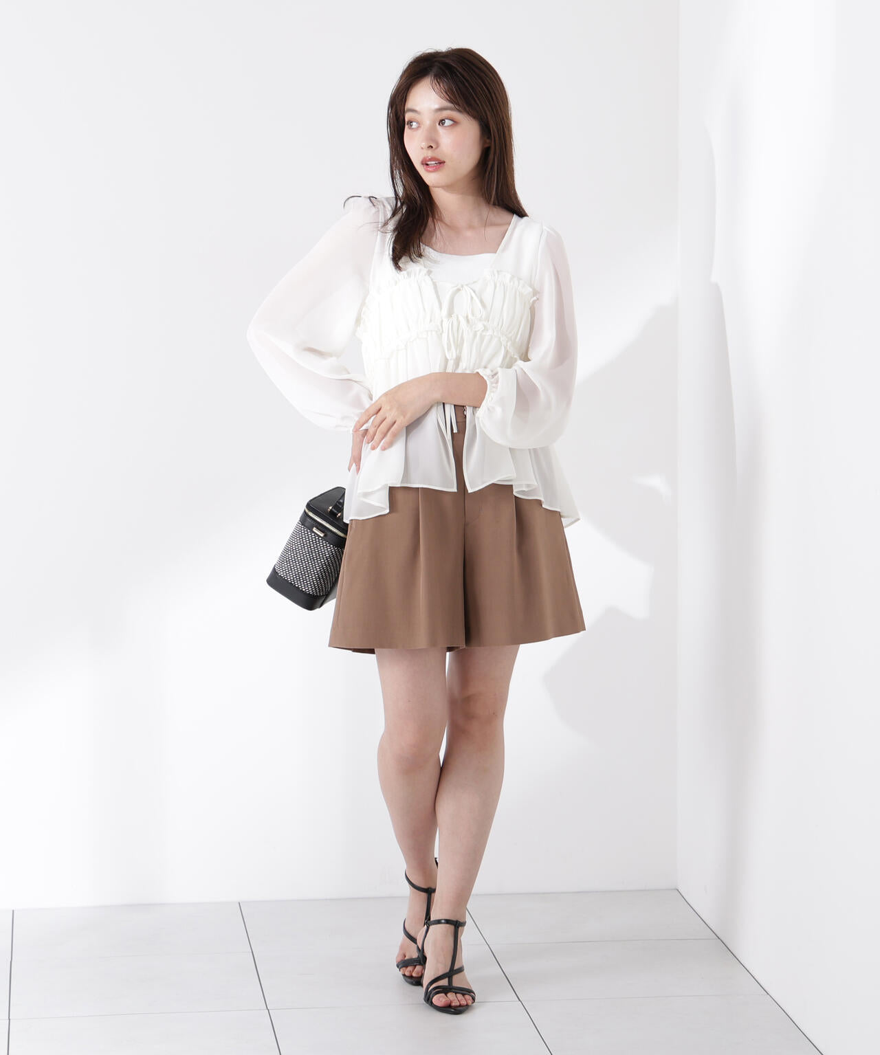 タックショートパンツ