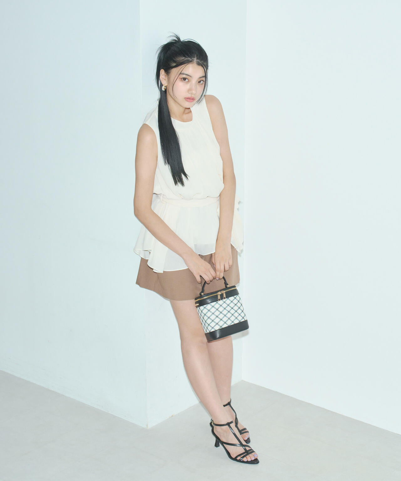 タックショートパンツ