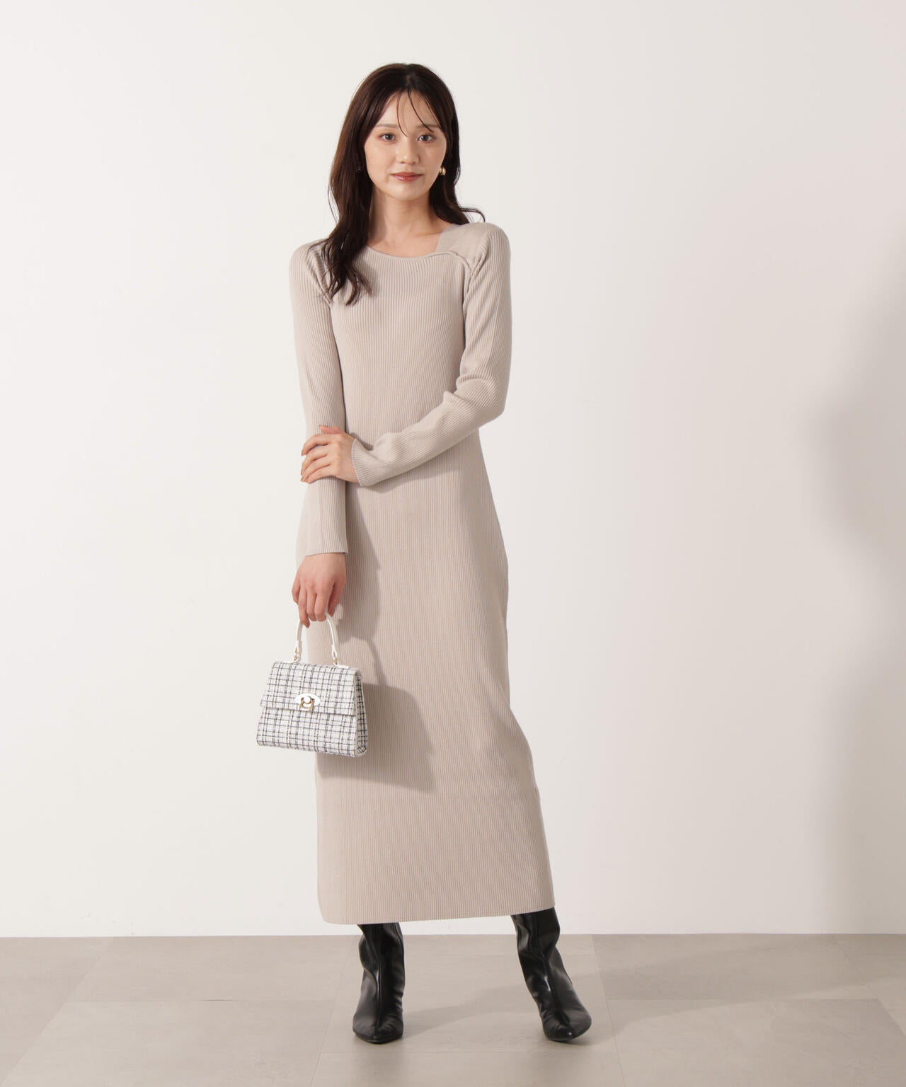 デコルテアシメリブニットワンピース