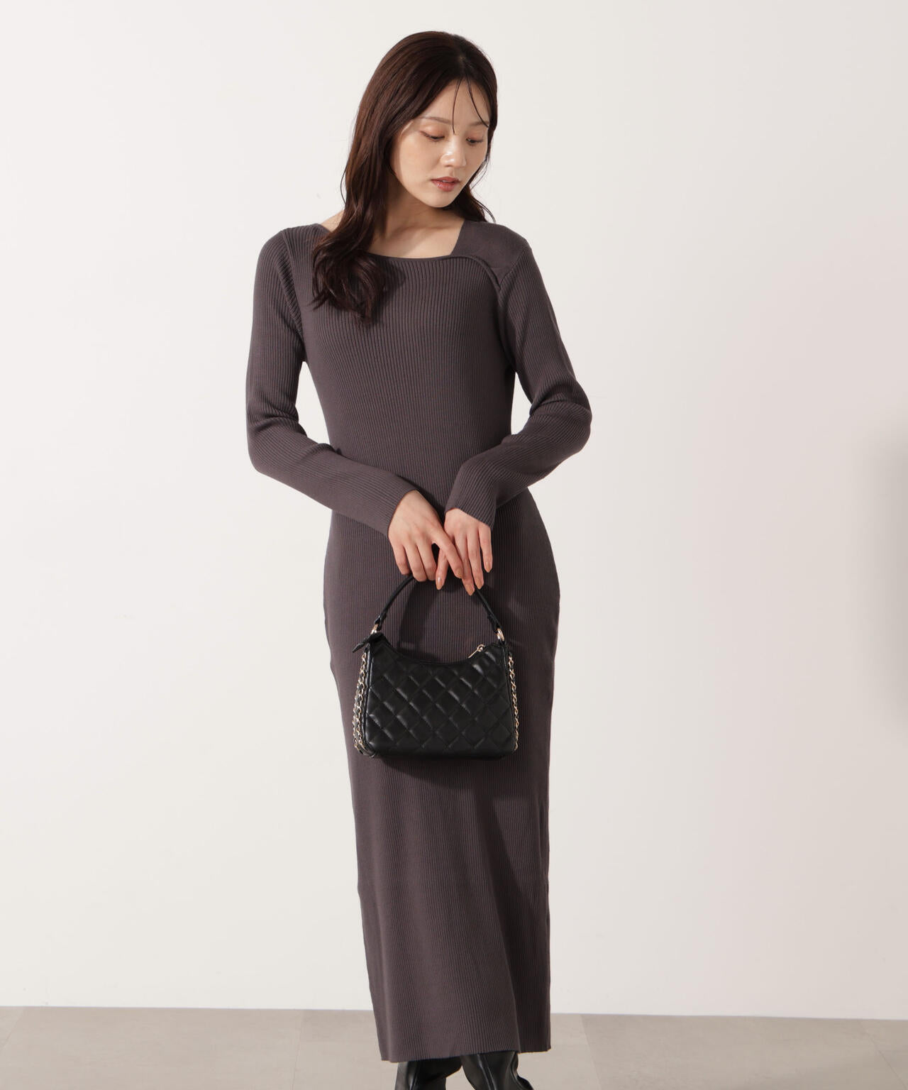 デコルテアシメリブニットワンピース