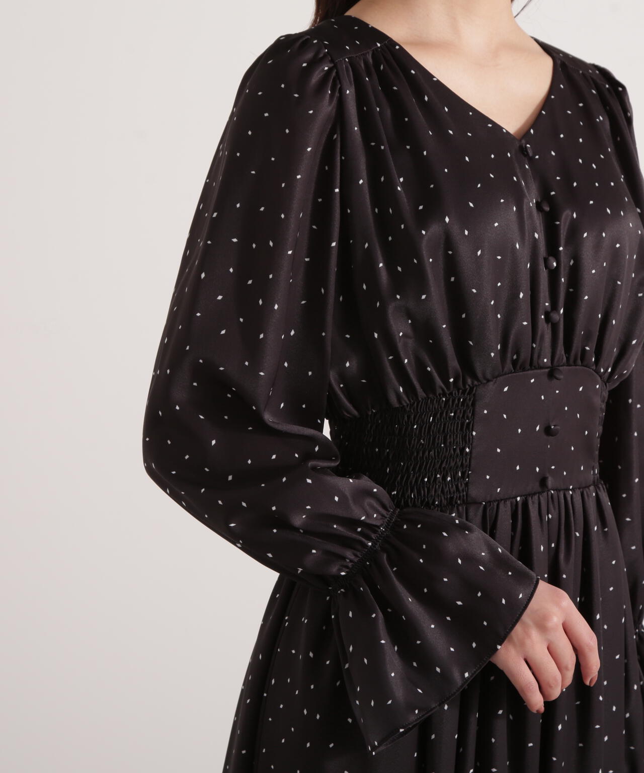 <ウォッシャブル>クルミ釦付きギャザーワンピース