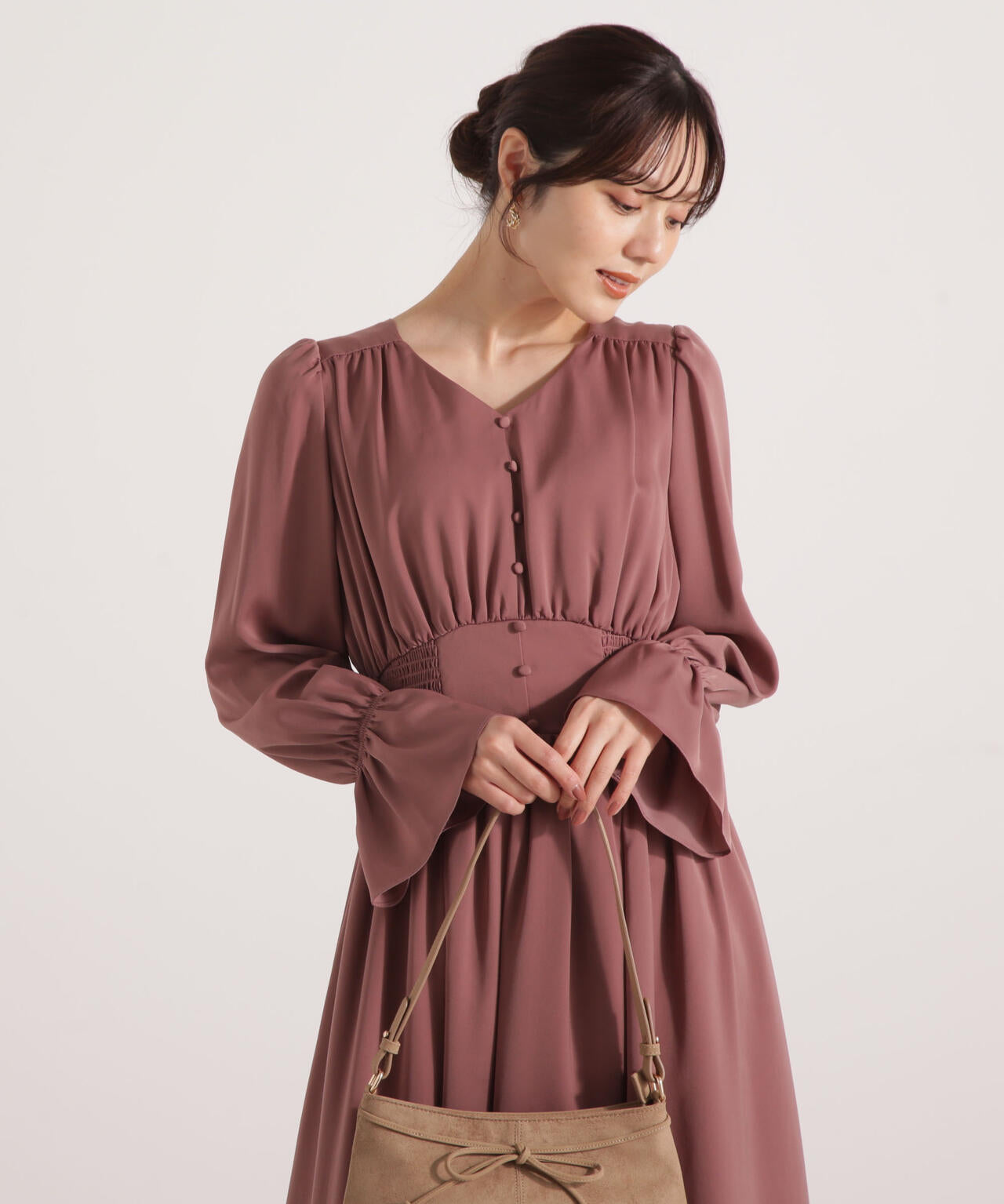 <ウォッシャブル>クルミ釦付きギャザーワンピース