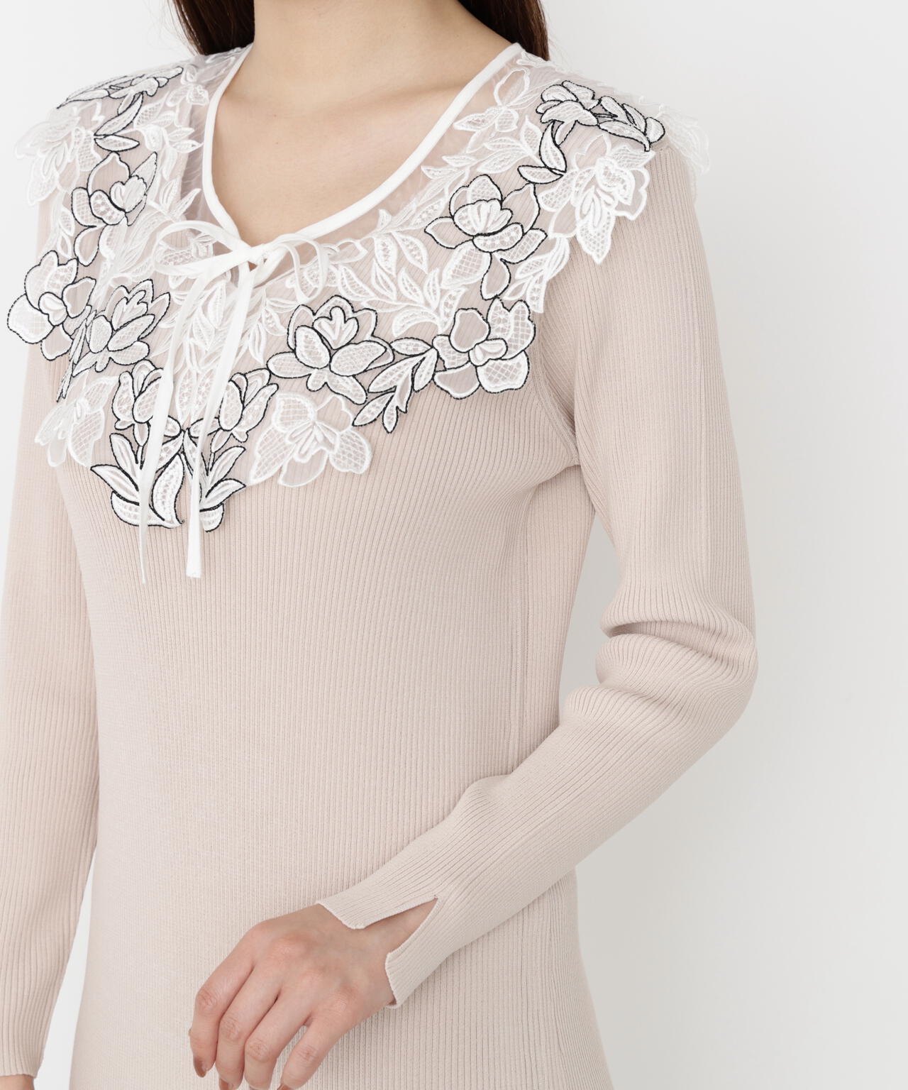 【松川星さん着用】ケープ風レース付きニットワンピース