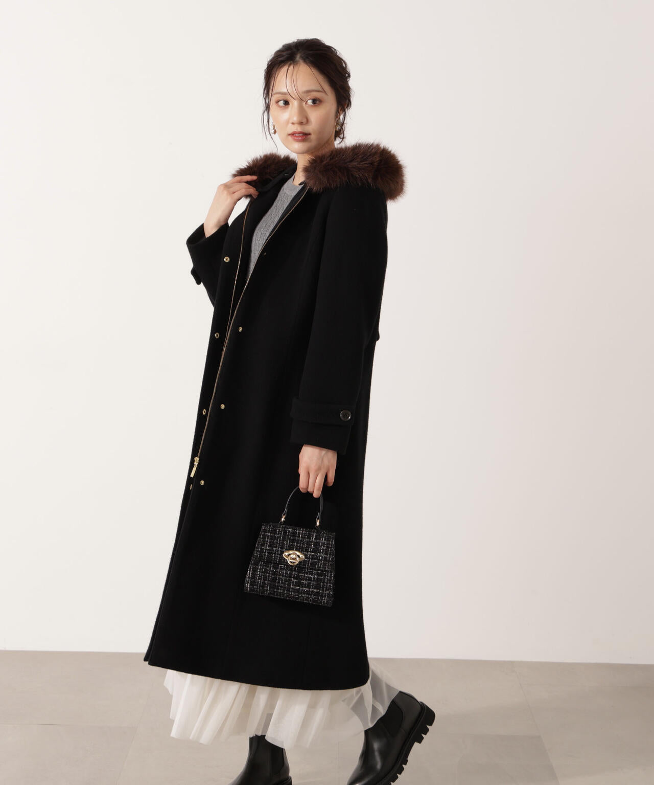 【加藤栞さん着用】モッサフードフェイクファーロングコート