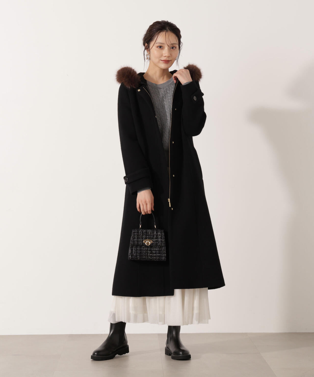【加藤栞さん着用】モッサフードフェイクファーロングコート