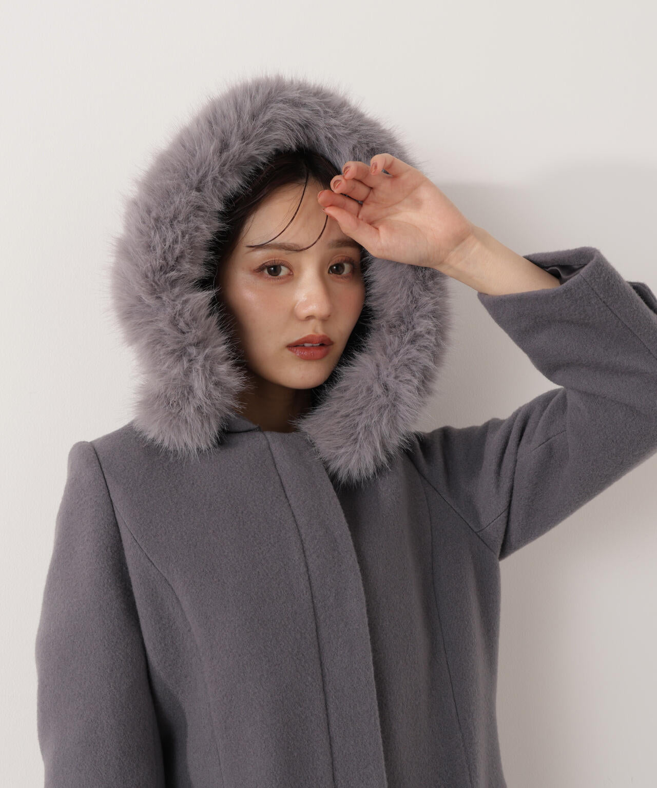 【加藤栞さん着用】モッサフードフェイクファーロングコート