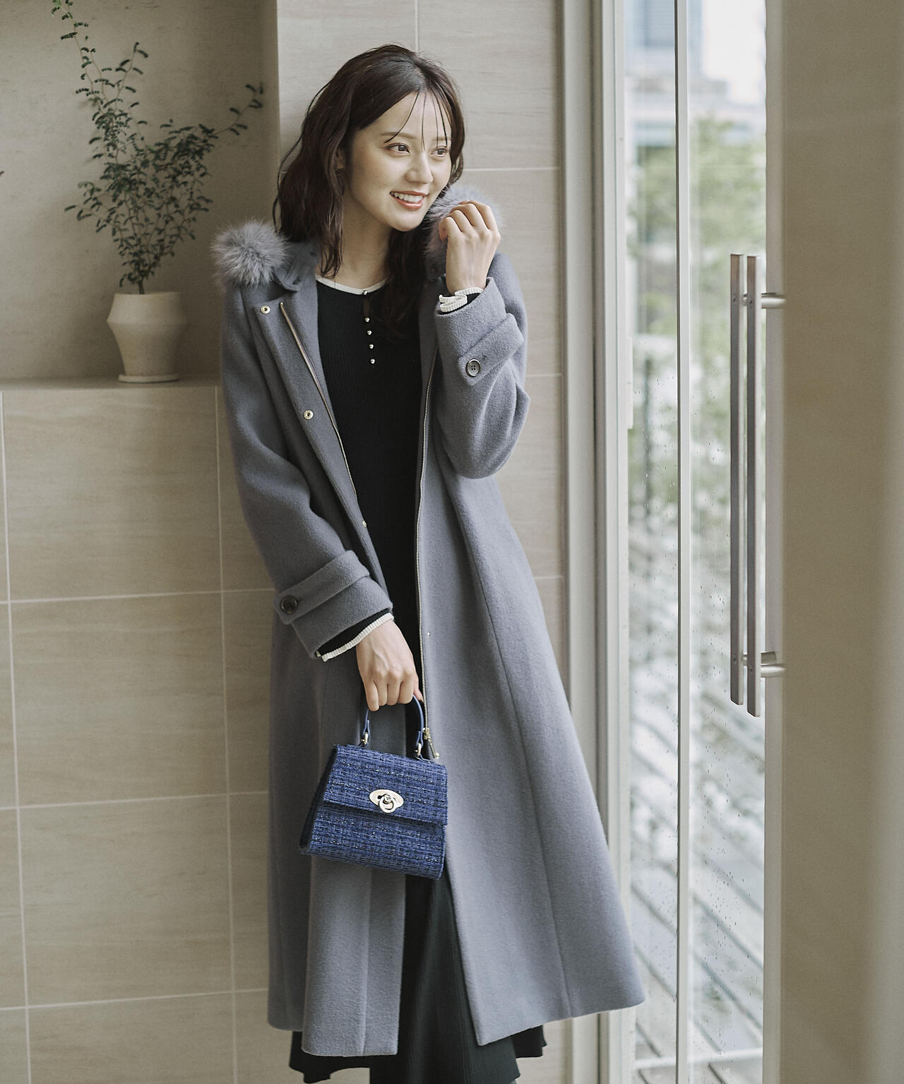 【加藤栞さん着用】モッサフードフェイクファーロングコート