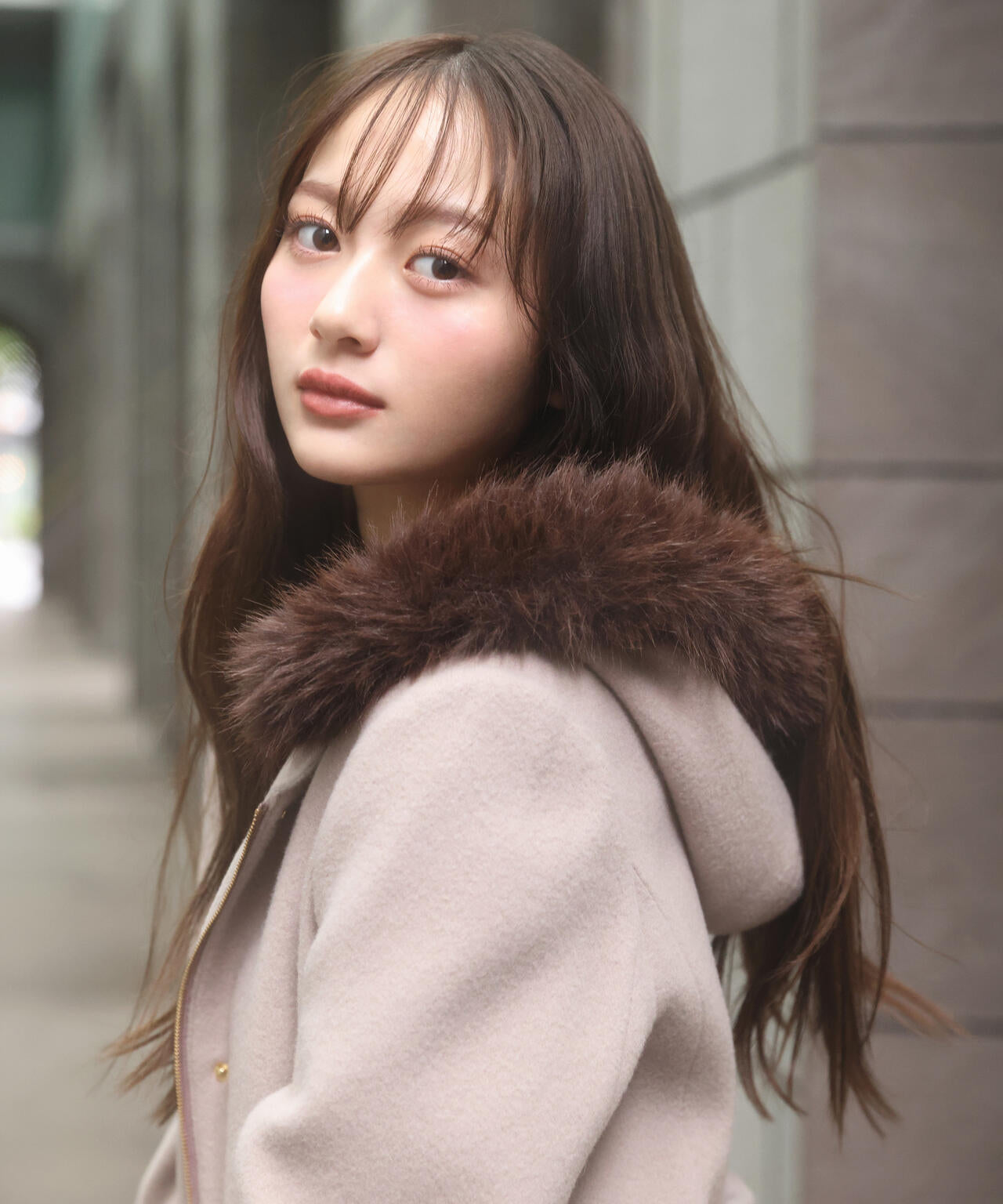 【加藤栞さん着用】モッサフードフェイクファーロングコート