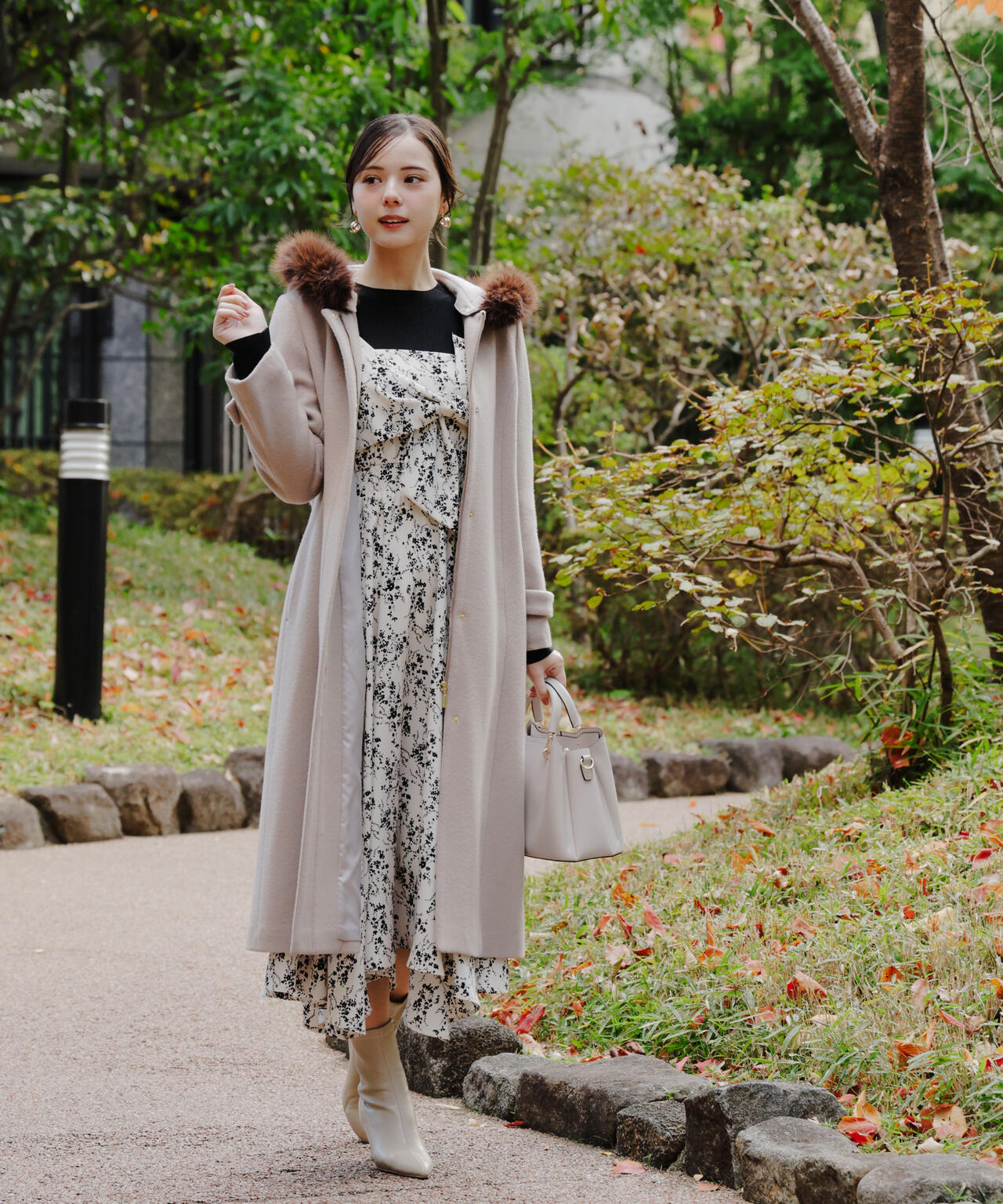 【加藤栞さん着用】モッサフードフェイクファーロングコート