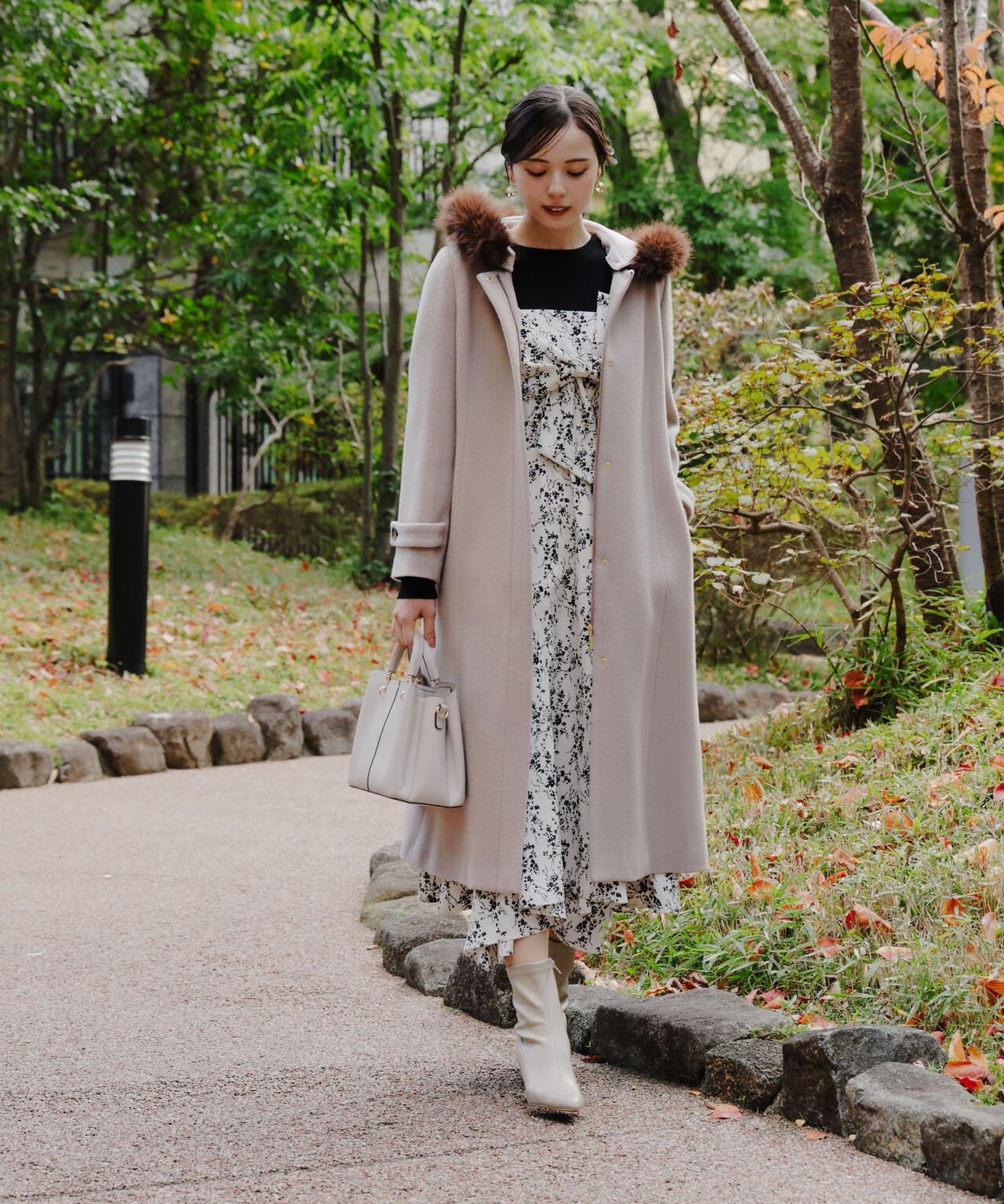 【加藤栞さん着用】モッサフードフェイクファーロングコート