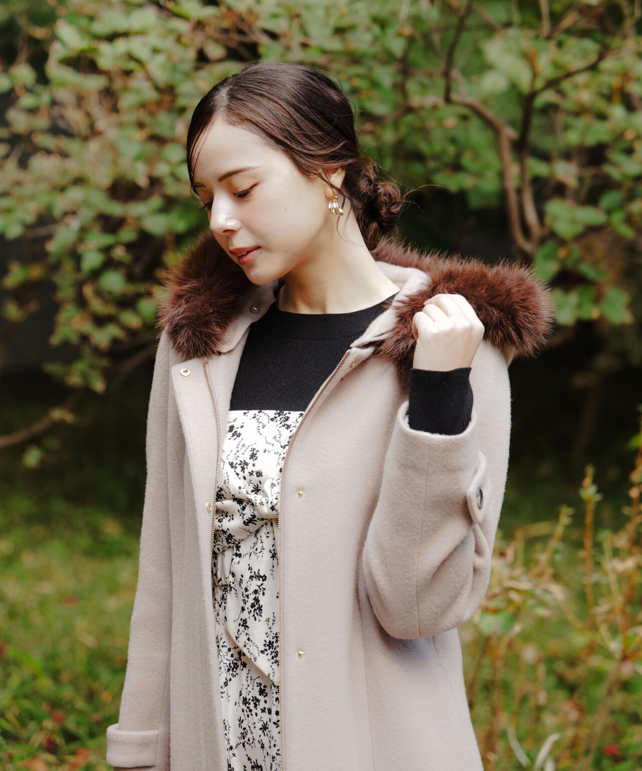 【加藤栞さん着用】モッサフードフェイクファーロングコート