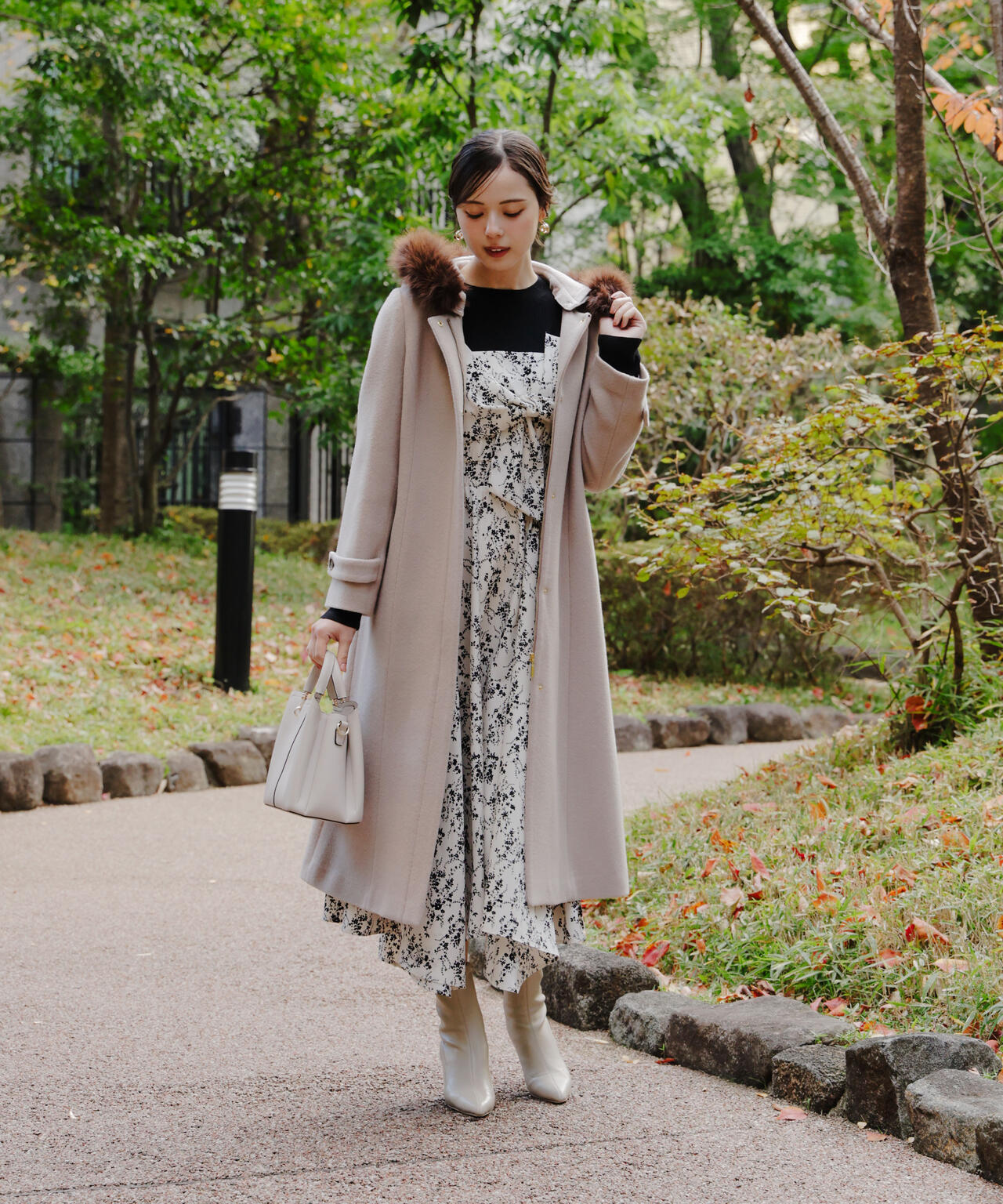 【加藤栞さん着用】モッサフードフェイクファーロングコート