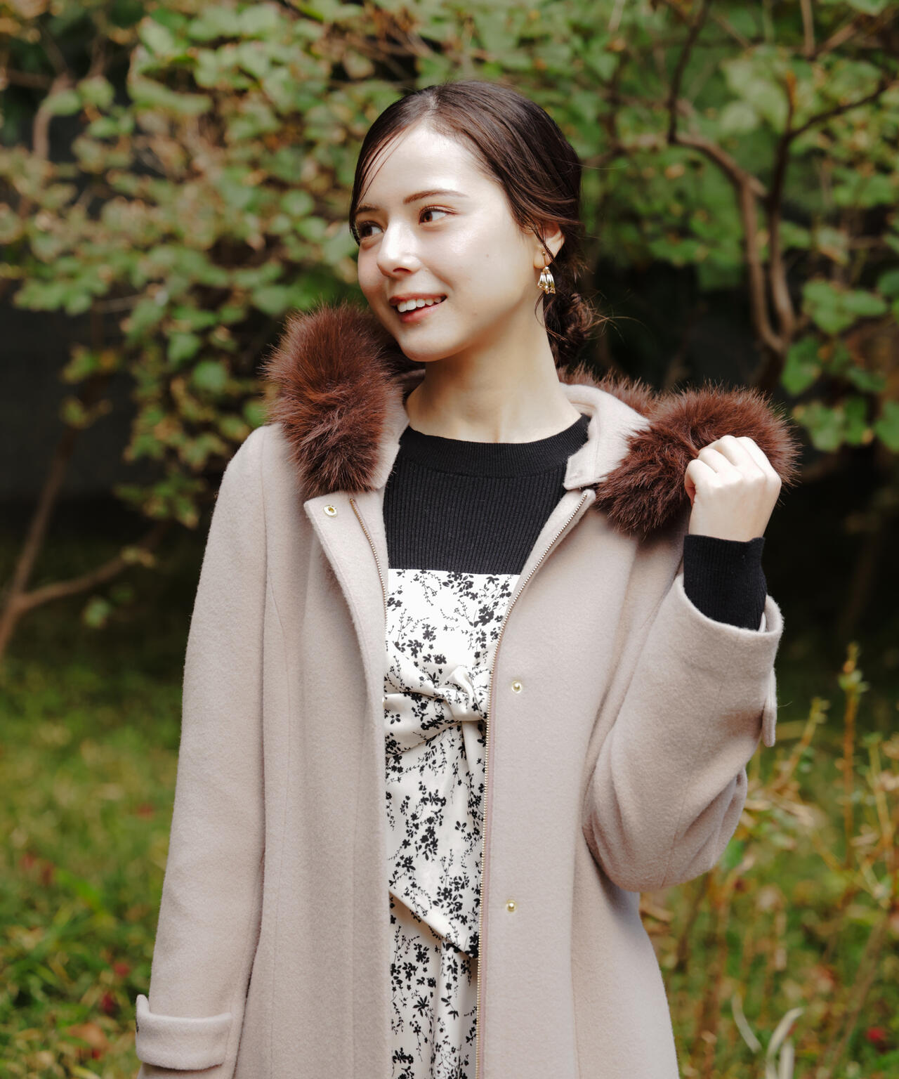 【加藤栞さん着用】モッサフードフェイクファーロングコート