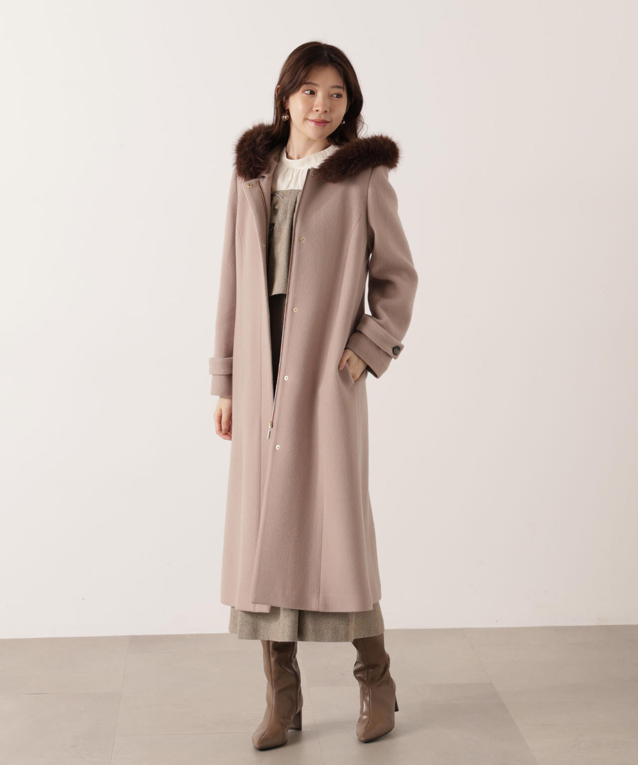 【加藤栞さん着用】モッサフードフェイクファーロングコート