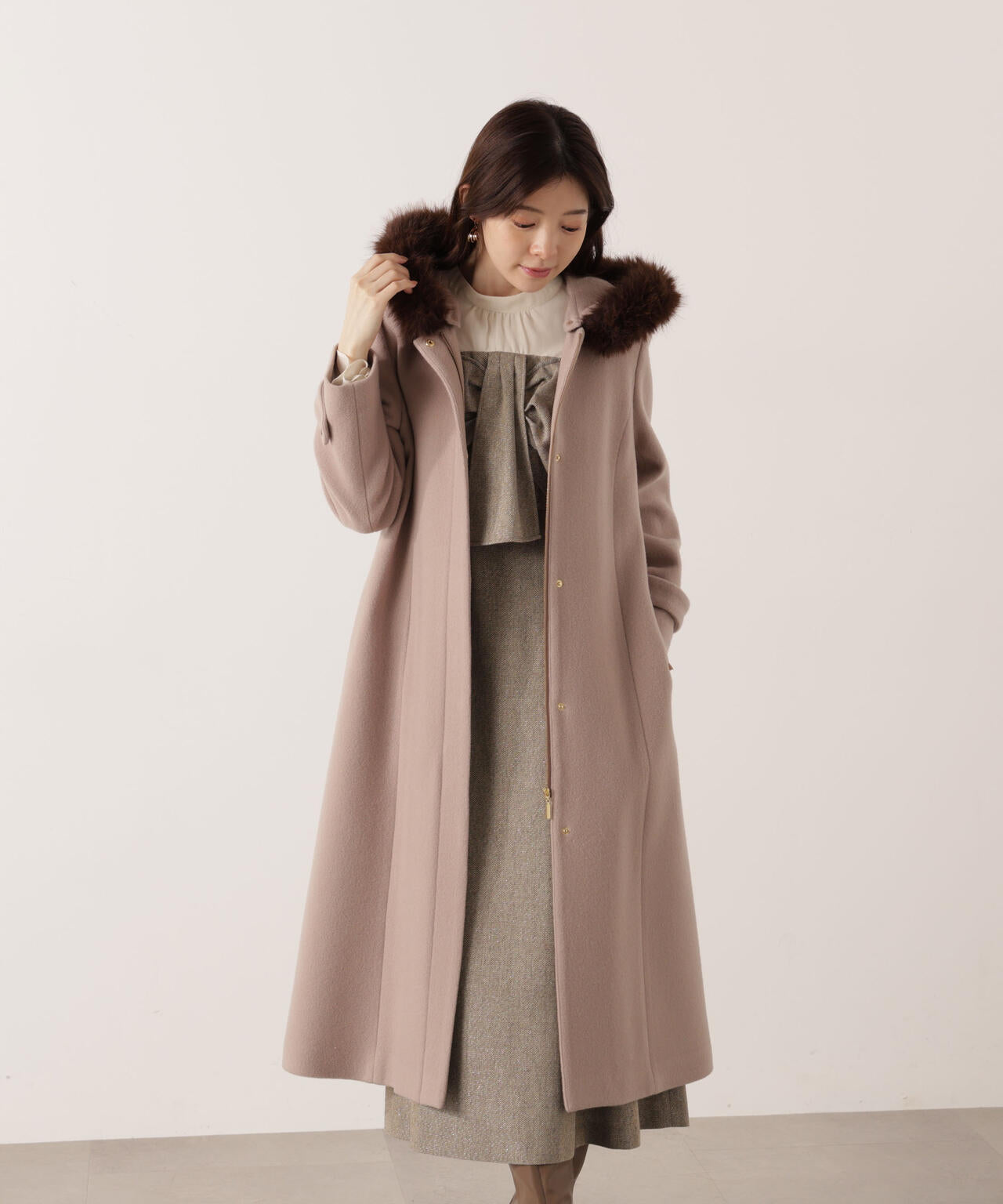 【加藤栞さん着用】モッサフードフェイクファーロングコート