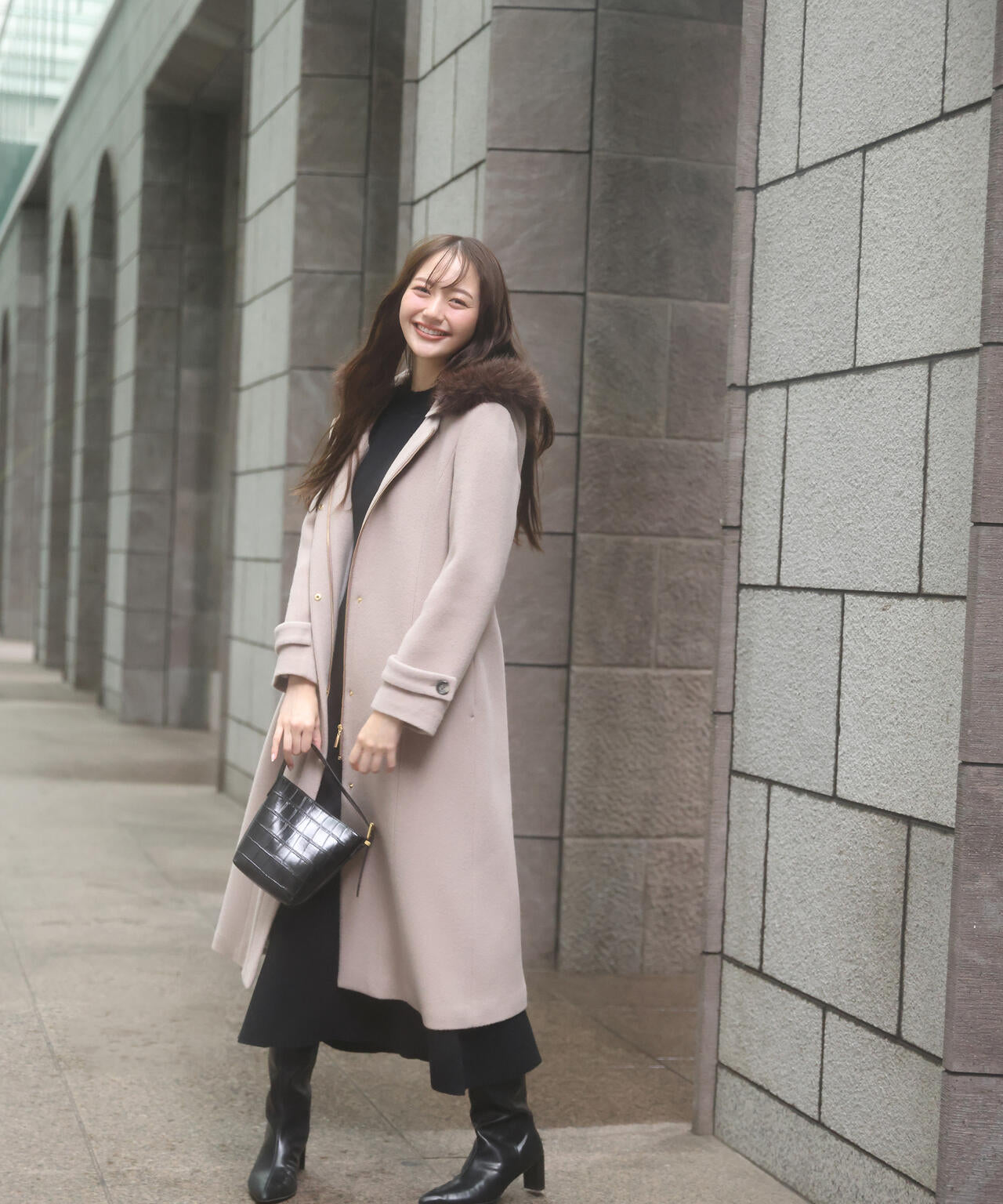 【加藤栞さん着用】モッサフードフェイクファーロングコート