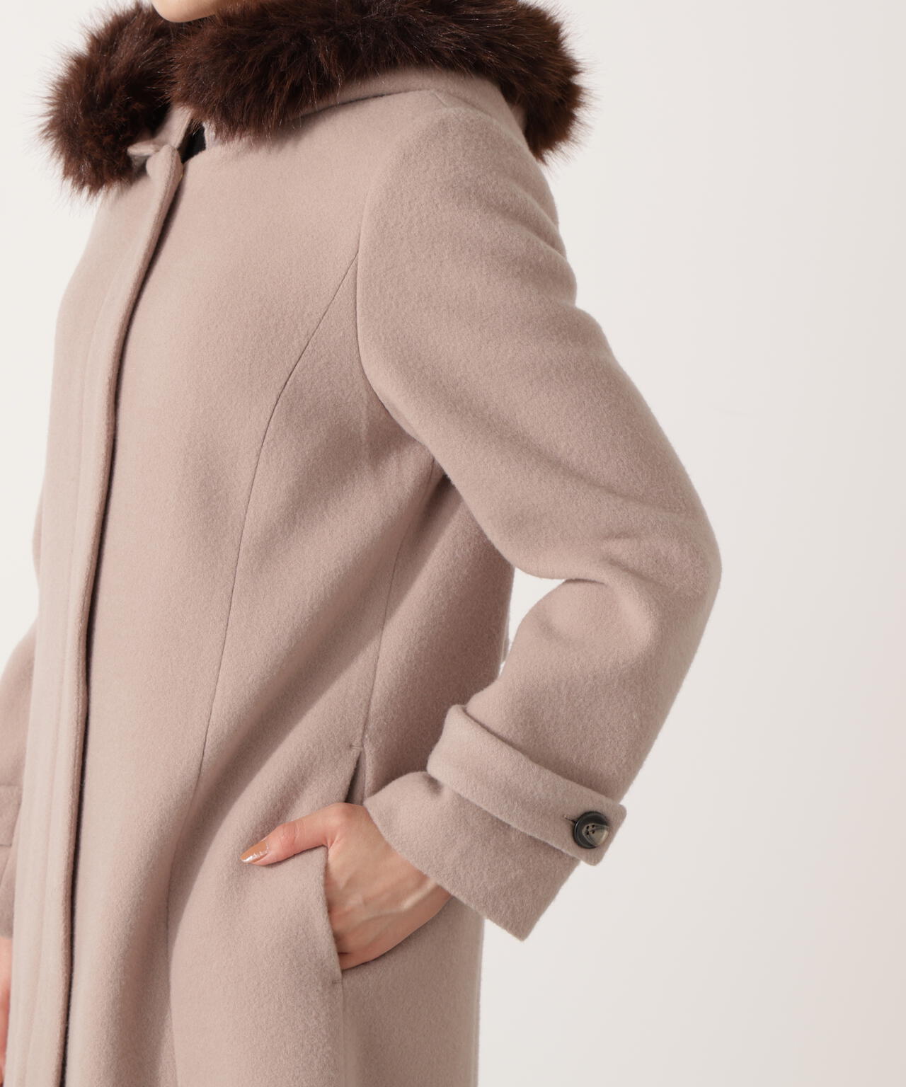 【加藤栞さん着用】モッサフードフェイクファーロングコート