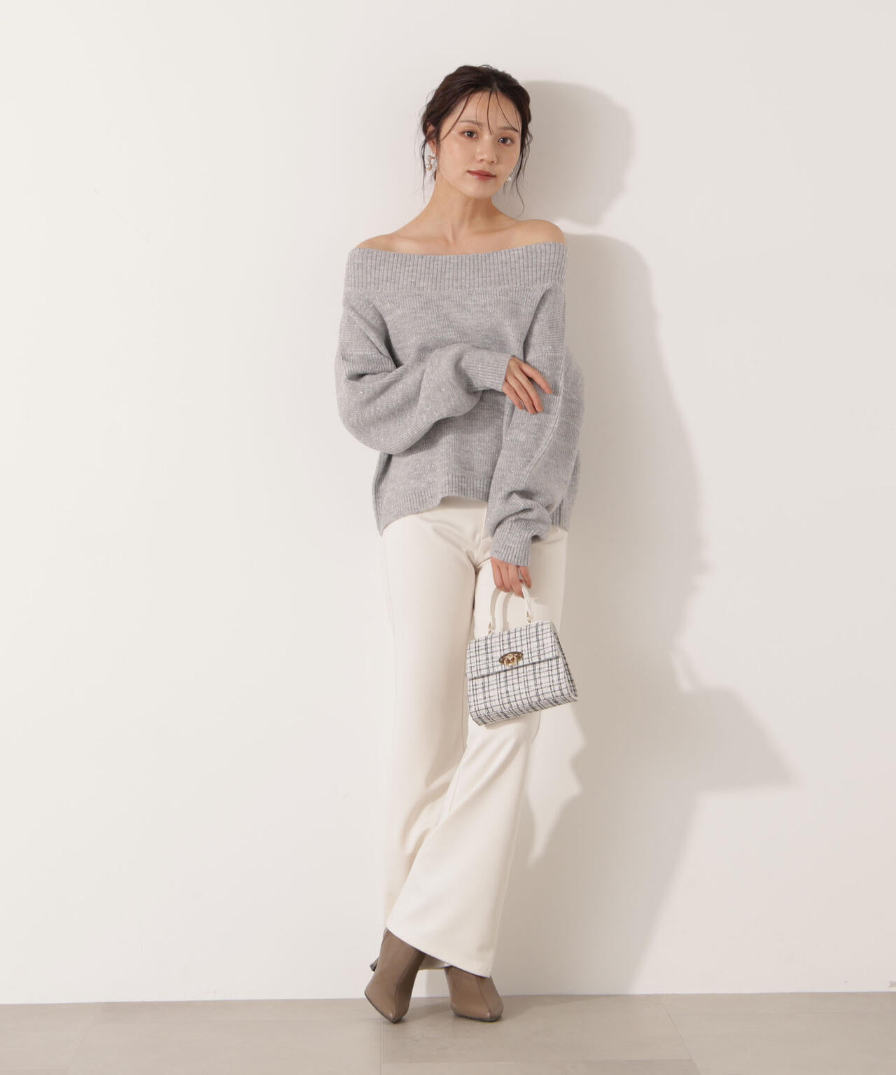 【青島心さん着用】ラメ入りオフショル畔ニット