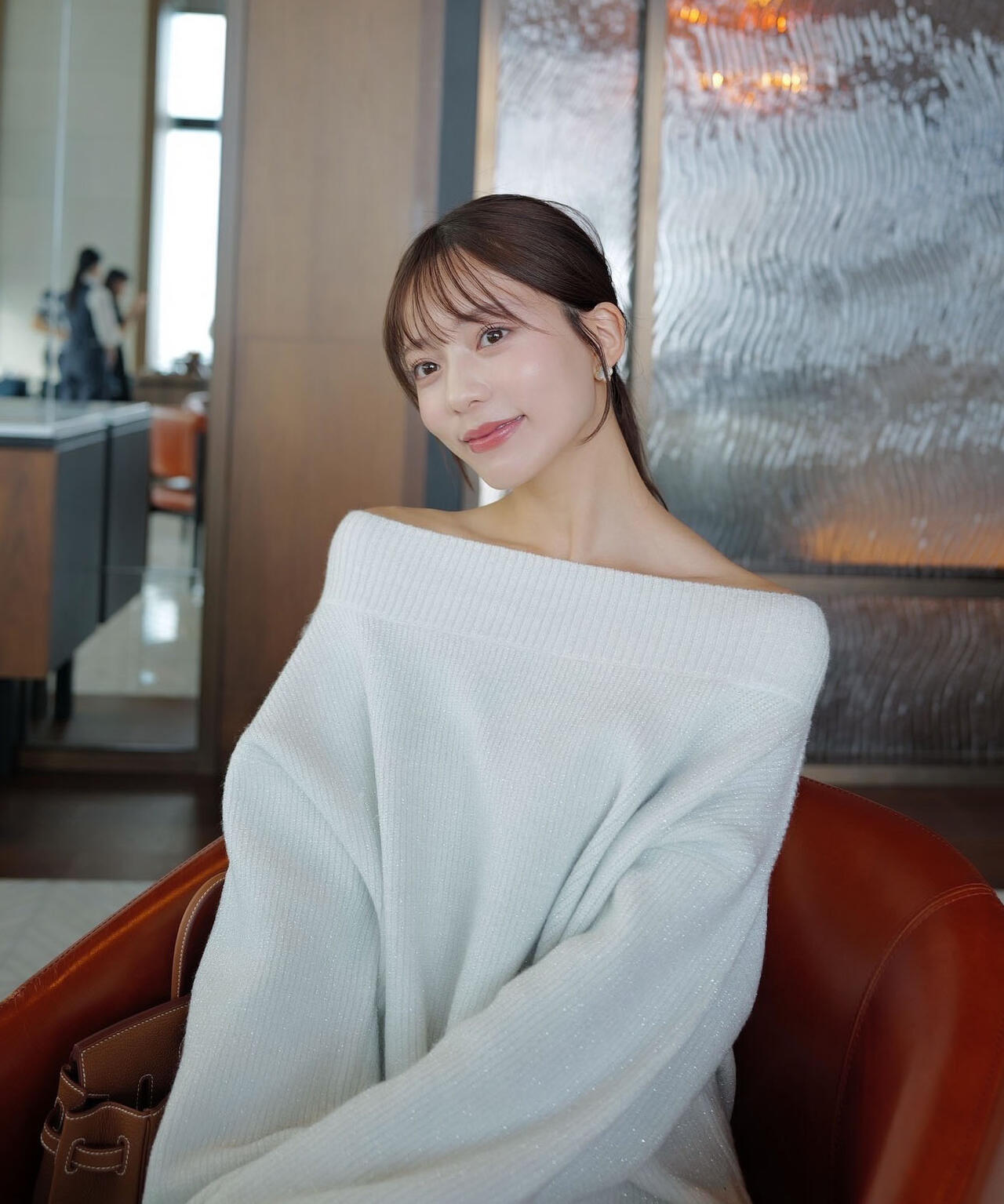 【青島心さん着用】ラメ入りオフショル畔ニット