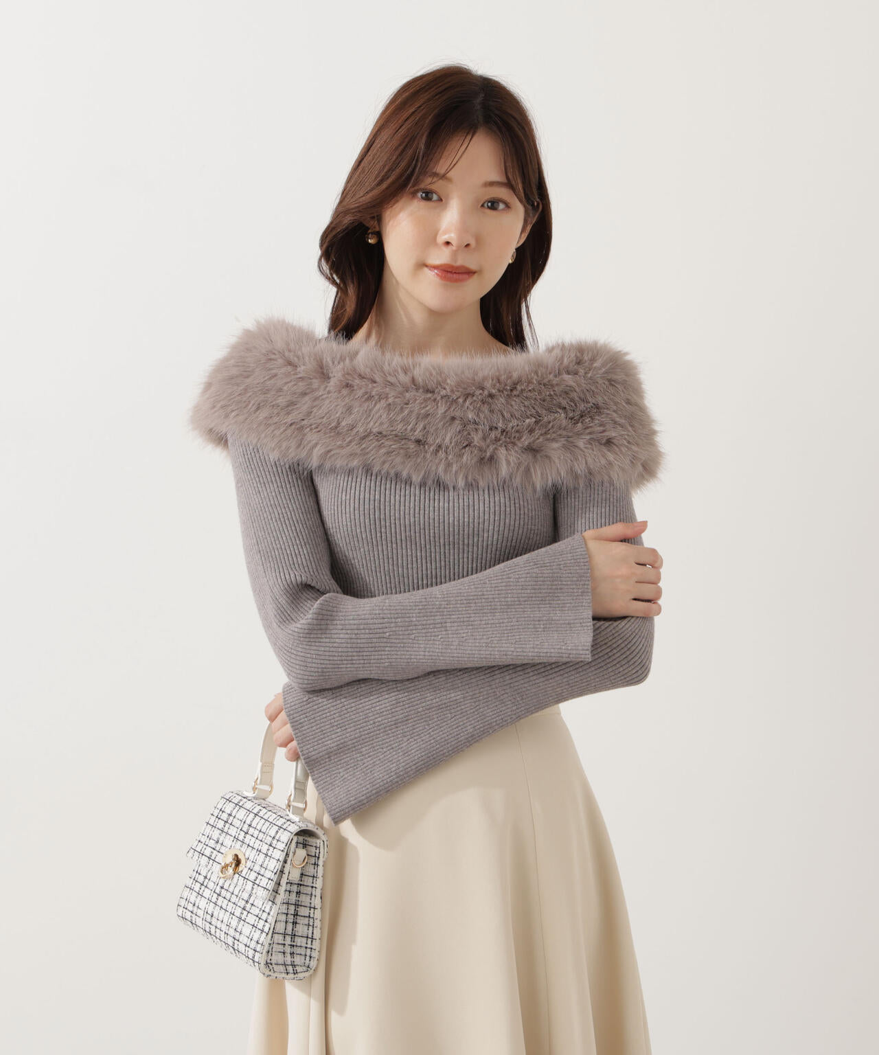 【青島心さん着用】フェイクファー付きオフショルニット