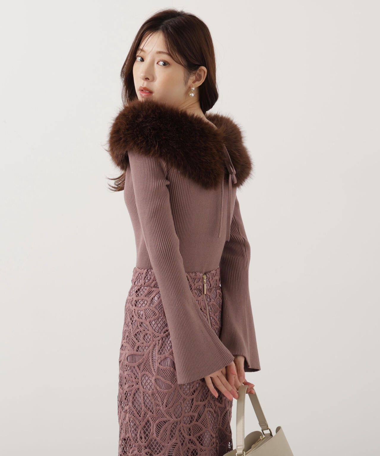 【青島心さん着用】フェイクファー付きオフショルニット