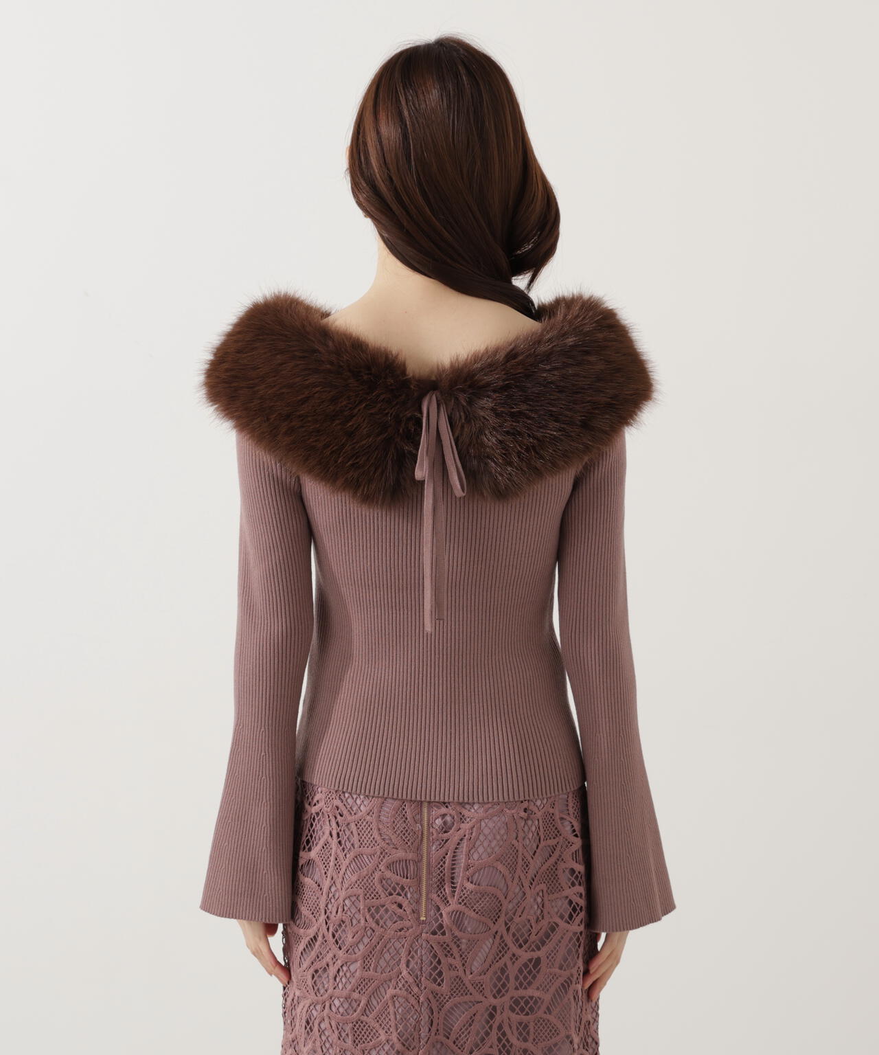 【青島心さん着用】フェイクファー付きオフショルニット