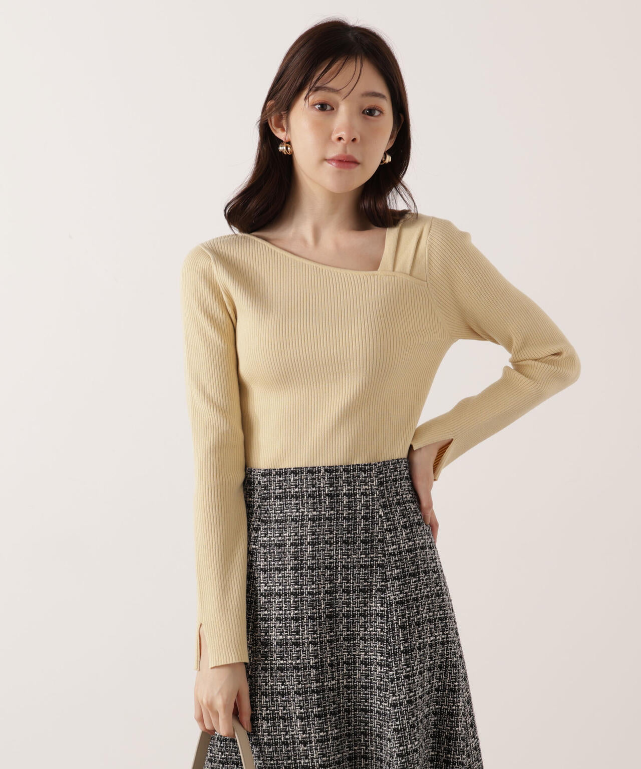 <ウォッシャブル>アシメネックリブニット