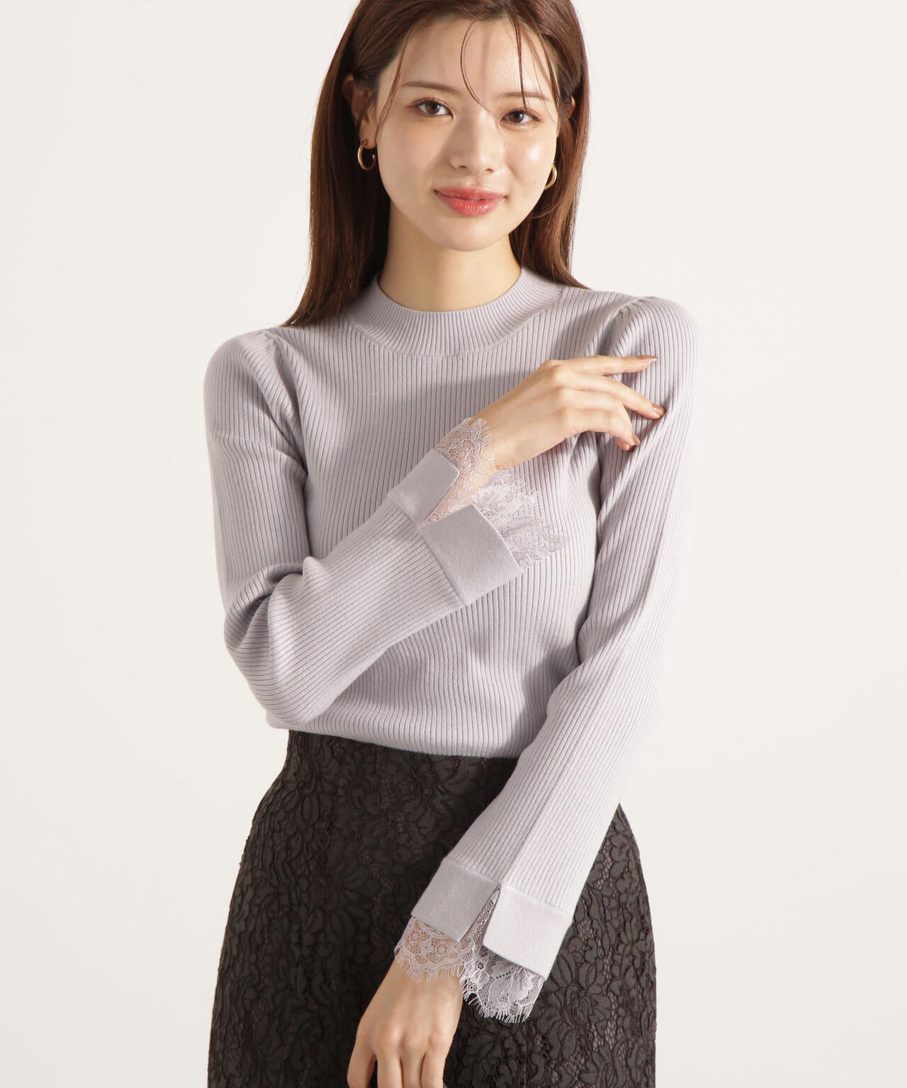 【加藤栞さん着用】レースドッキングスリーブニット