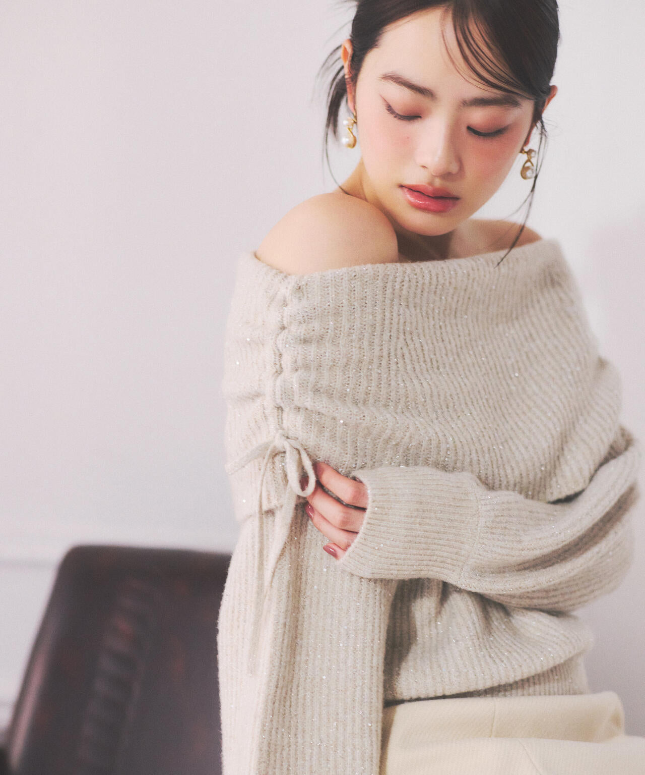 リボン付きオフショルニット