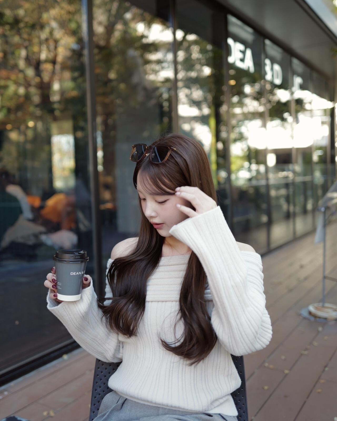 【加藤栞さん着用】ランダムリブオフショルニット