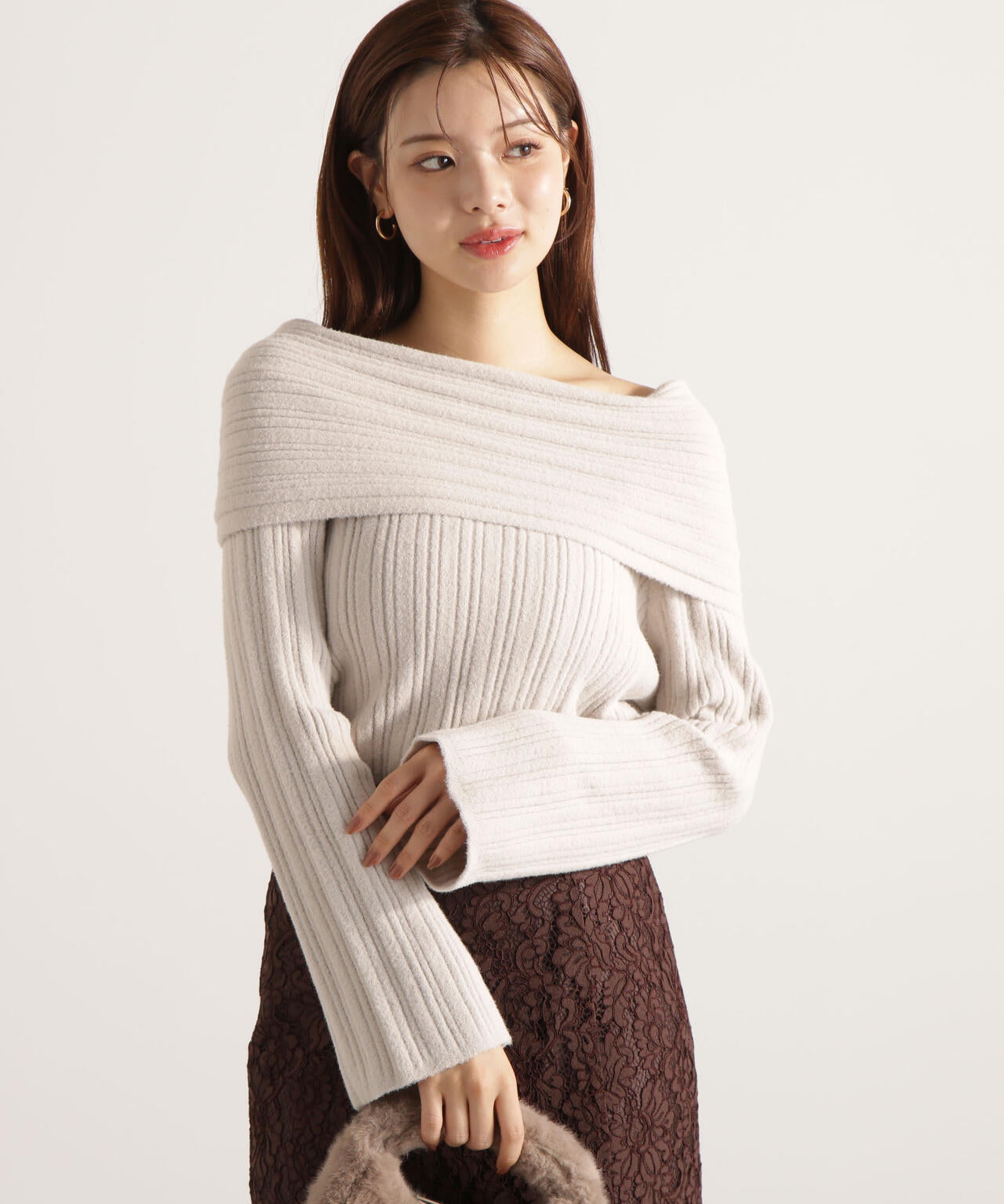 【加藤栞さん着用】ランダムリブオフショルニット