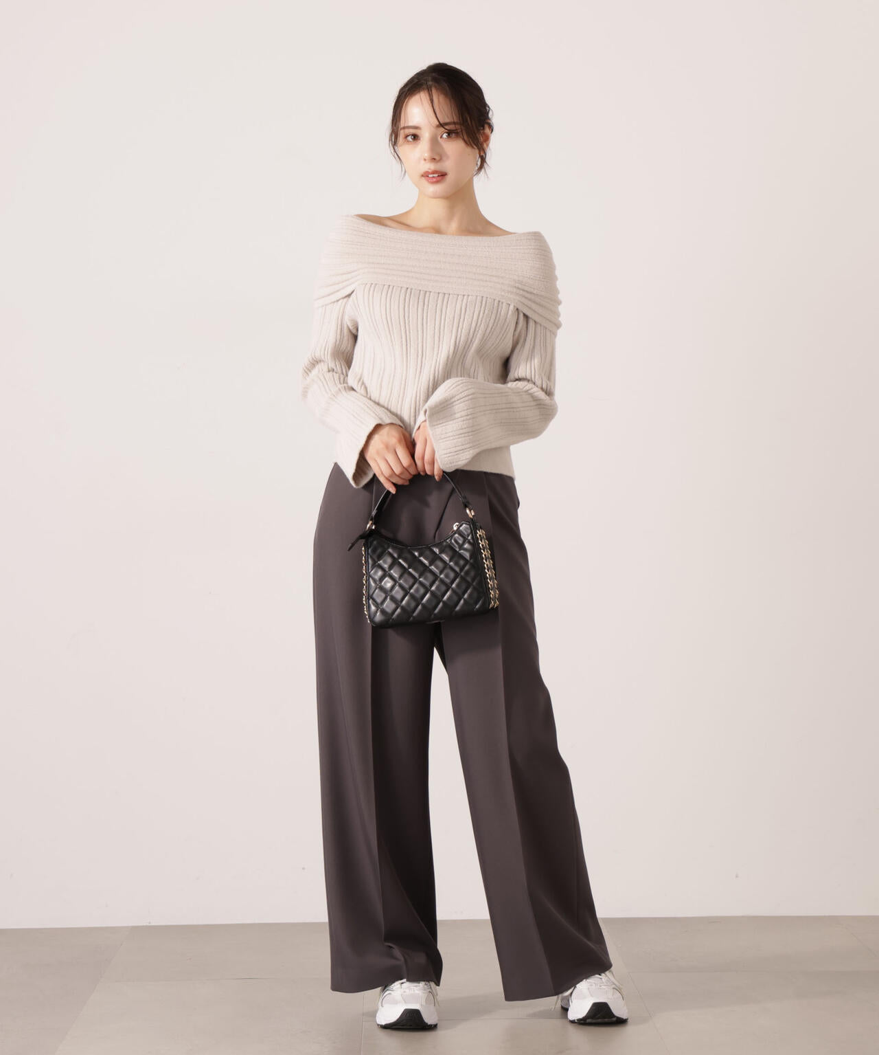 【加藤栞さん着用】ランダムリブオフショルニット