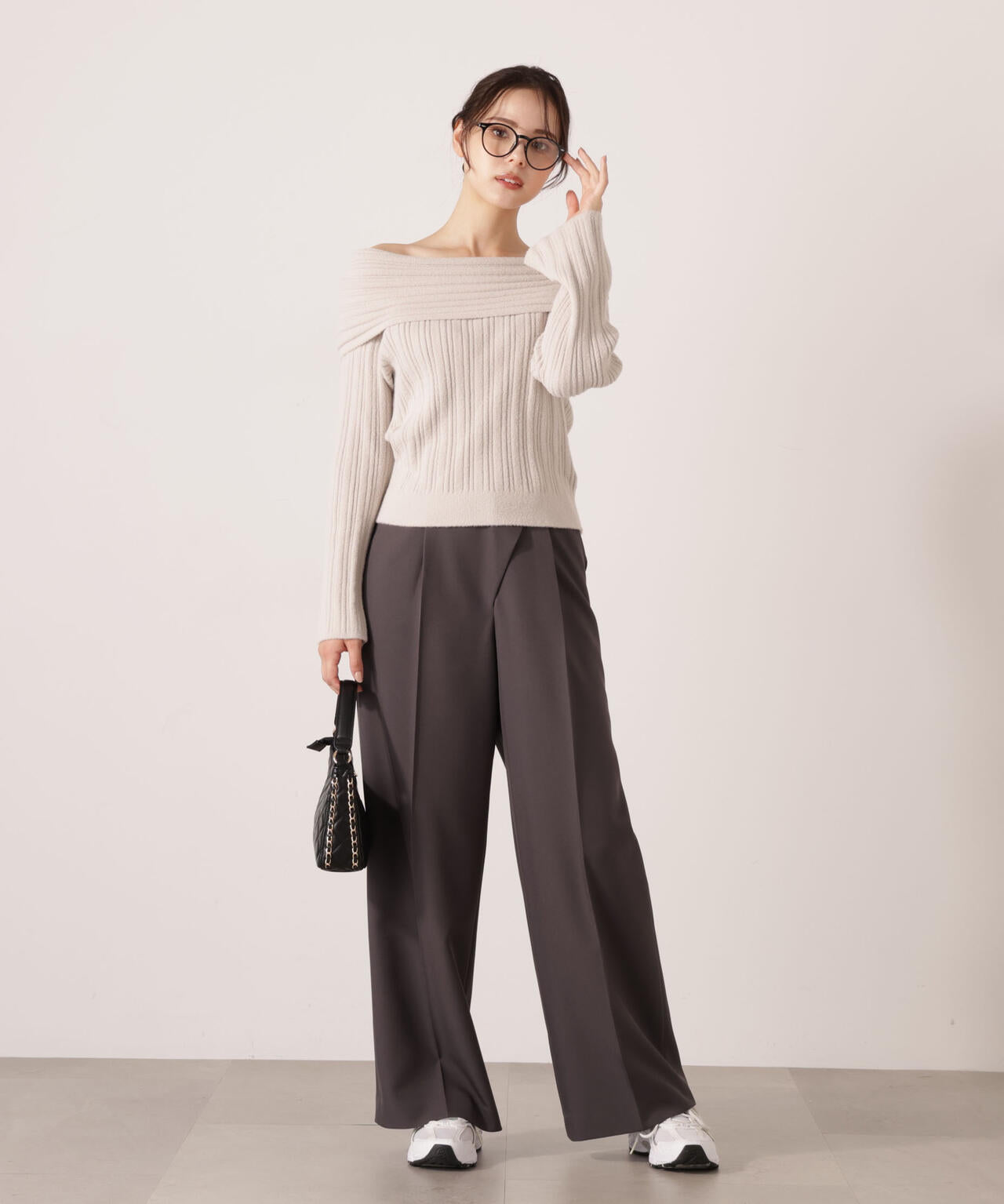 【加藤栞さん着用】ランダムリブオフショルニット