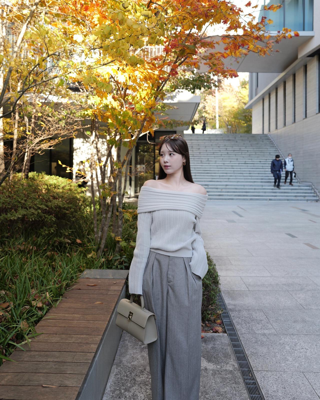 【加藤栞さん着用】ランダムリブオフショルニット