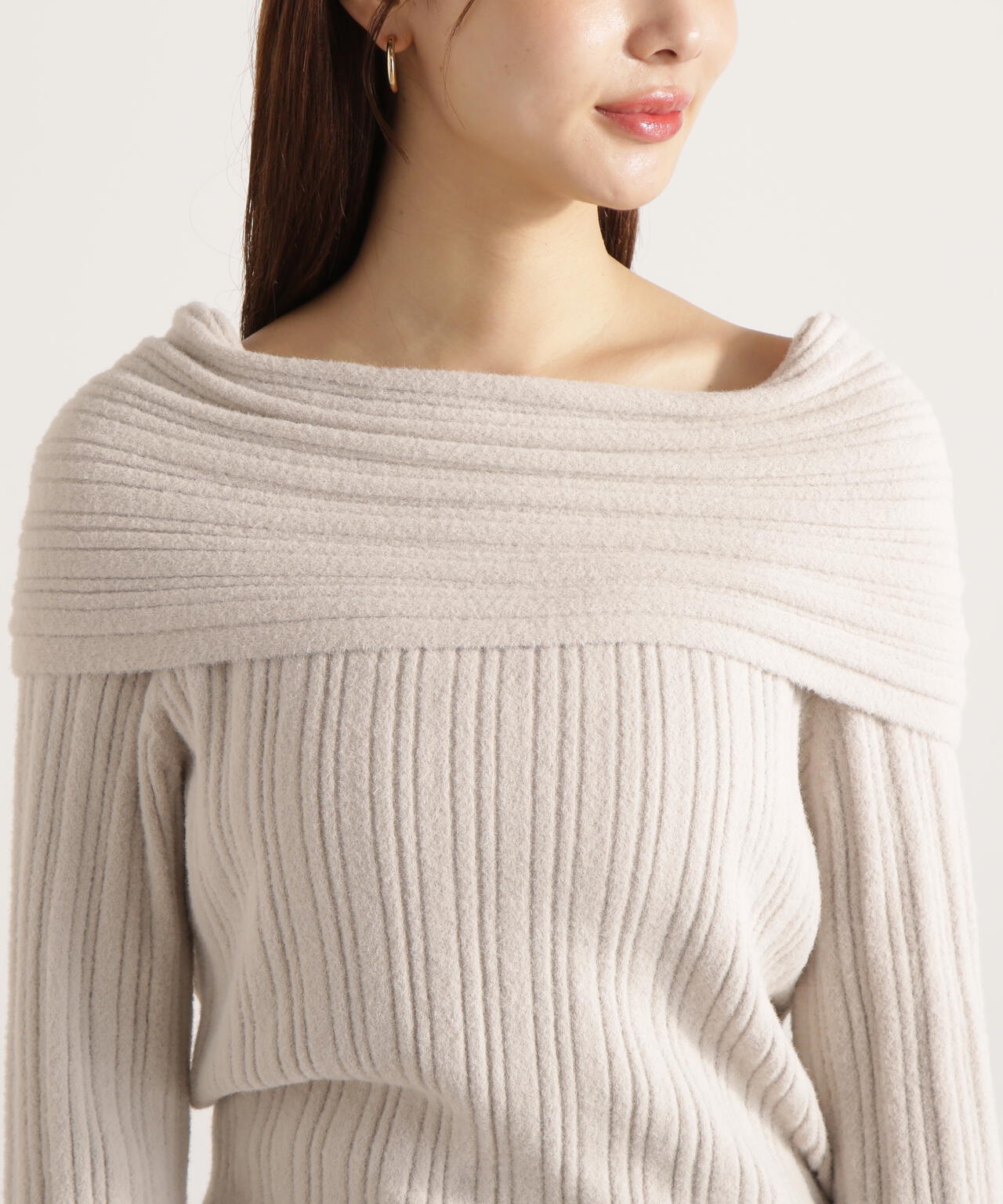 【加藤栞さん着用】ランダムリブオフショルニット