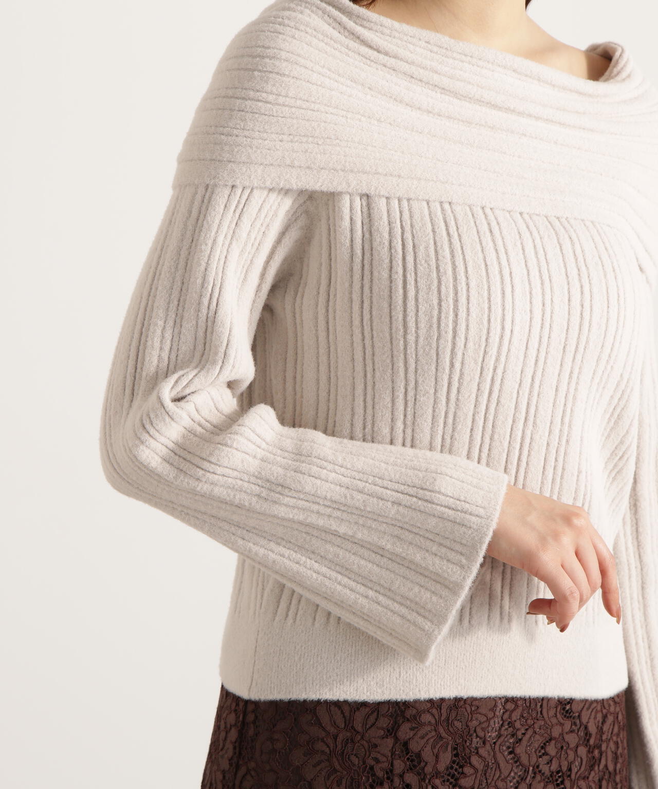 【加藤栞さん着用】ランダムリブオフショルニット