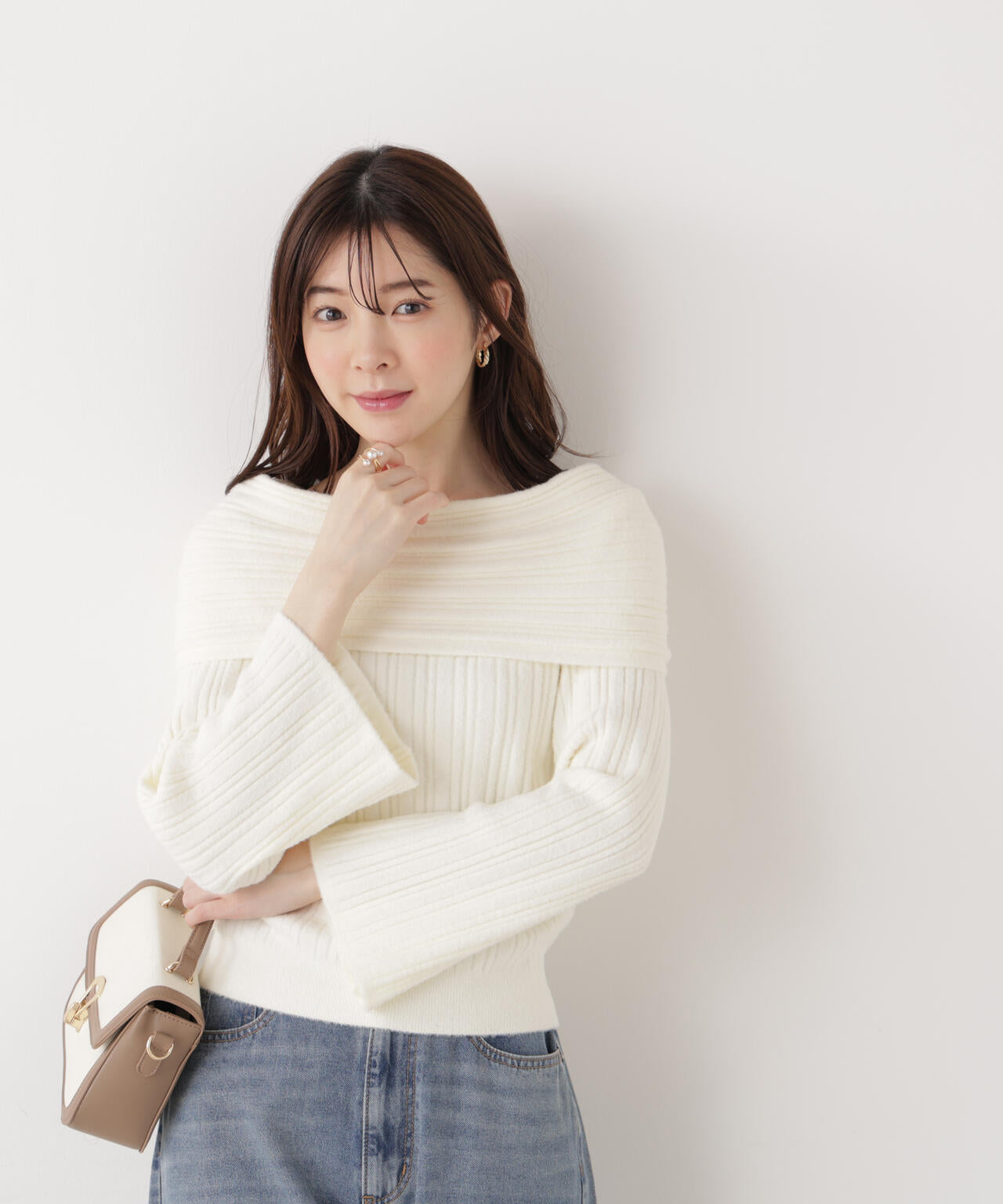 【加藤栞さん着用】ランダムリブオフショルニット
