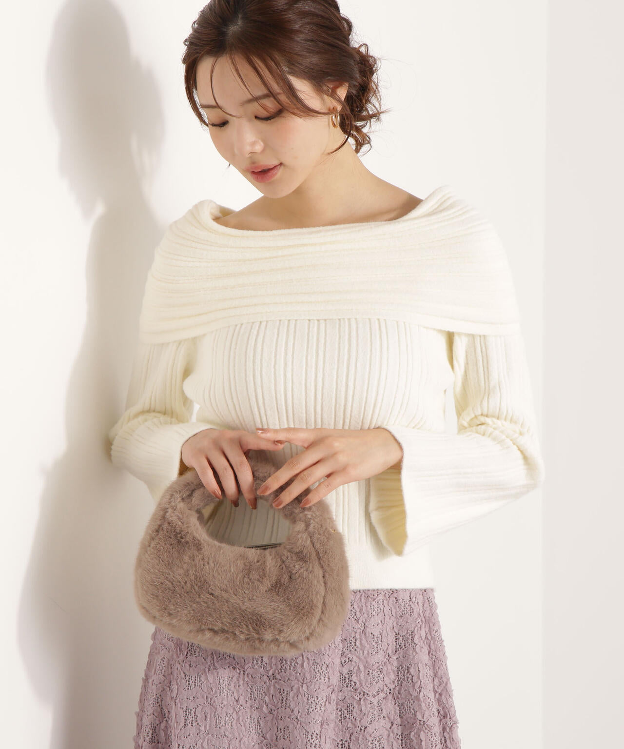 【加藤栞さん着用】ランダムリブオフショルニット
