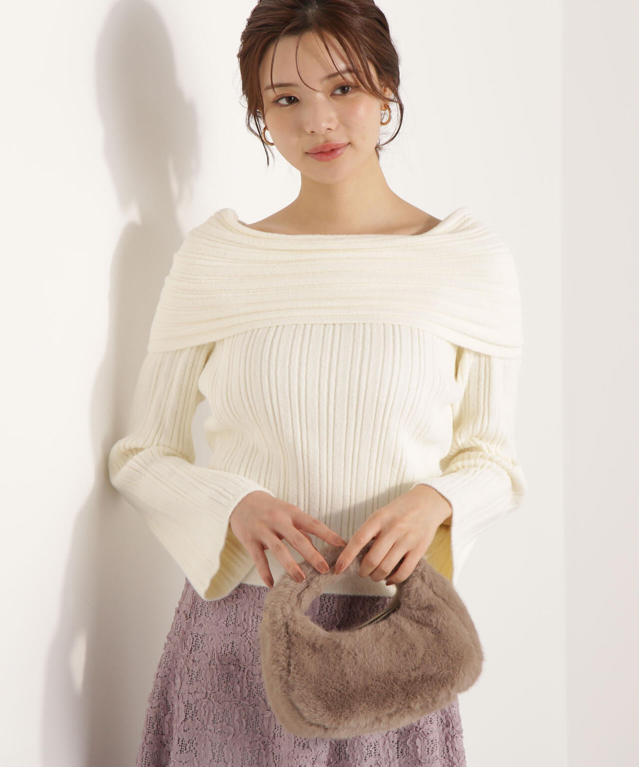 【加藤栞さん着用】ランダムリブオフショルニット