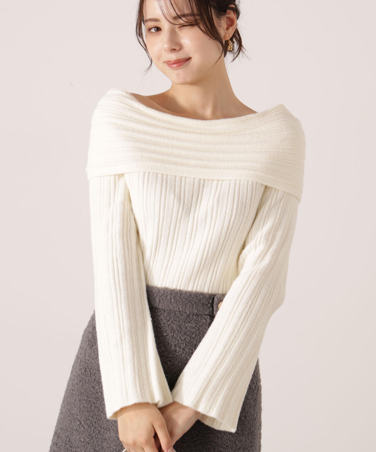 【加藤栞さん着用】ランダムリブオフショルニット
