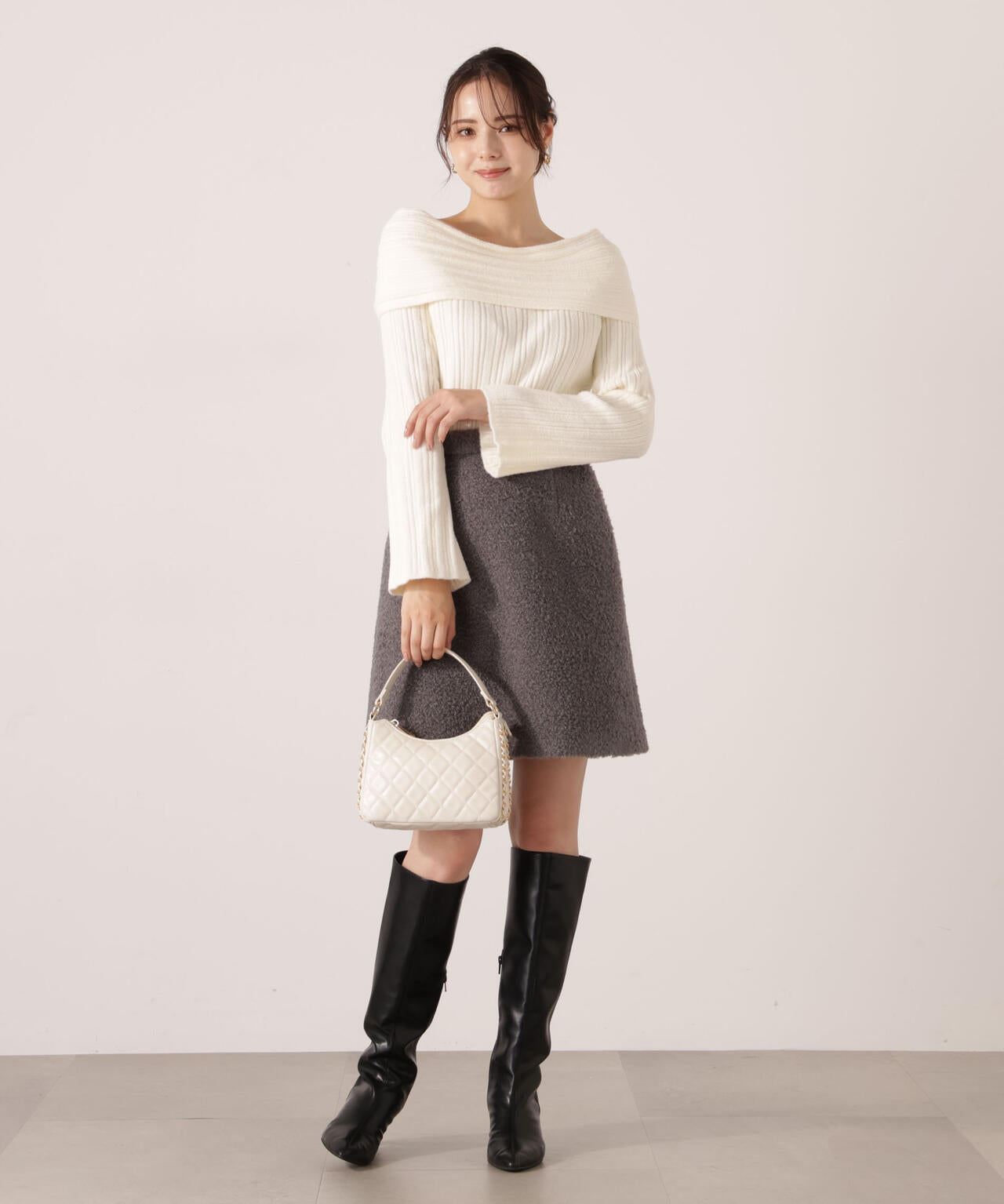【加藤栞さん着用】ランダムリブオフショルニット