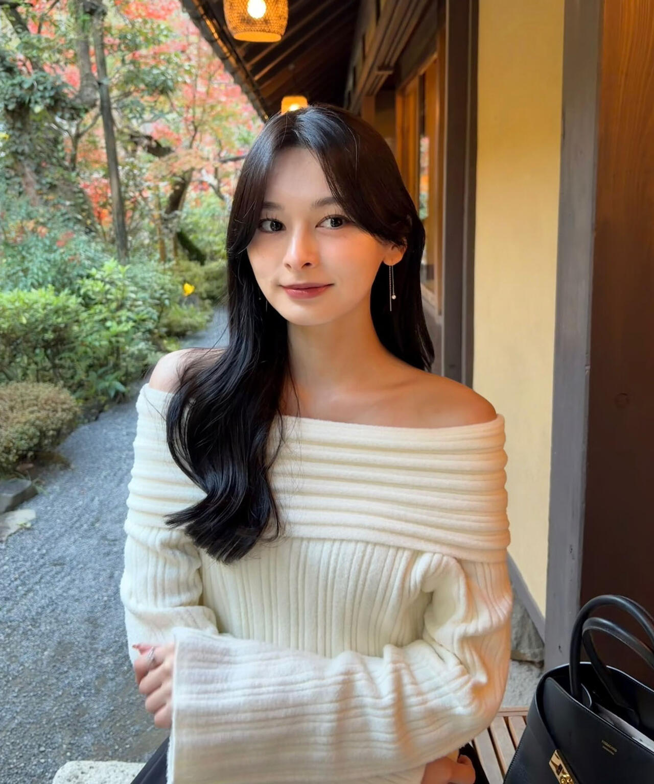 【加藤栞さん着用】ランダムリブオフショルニット