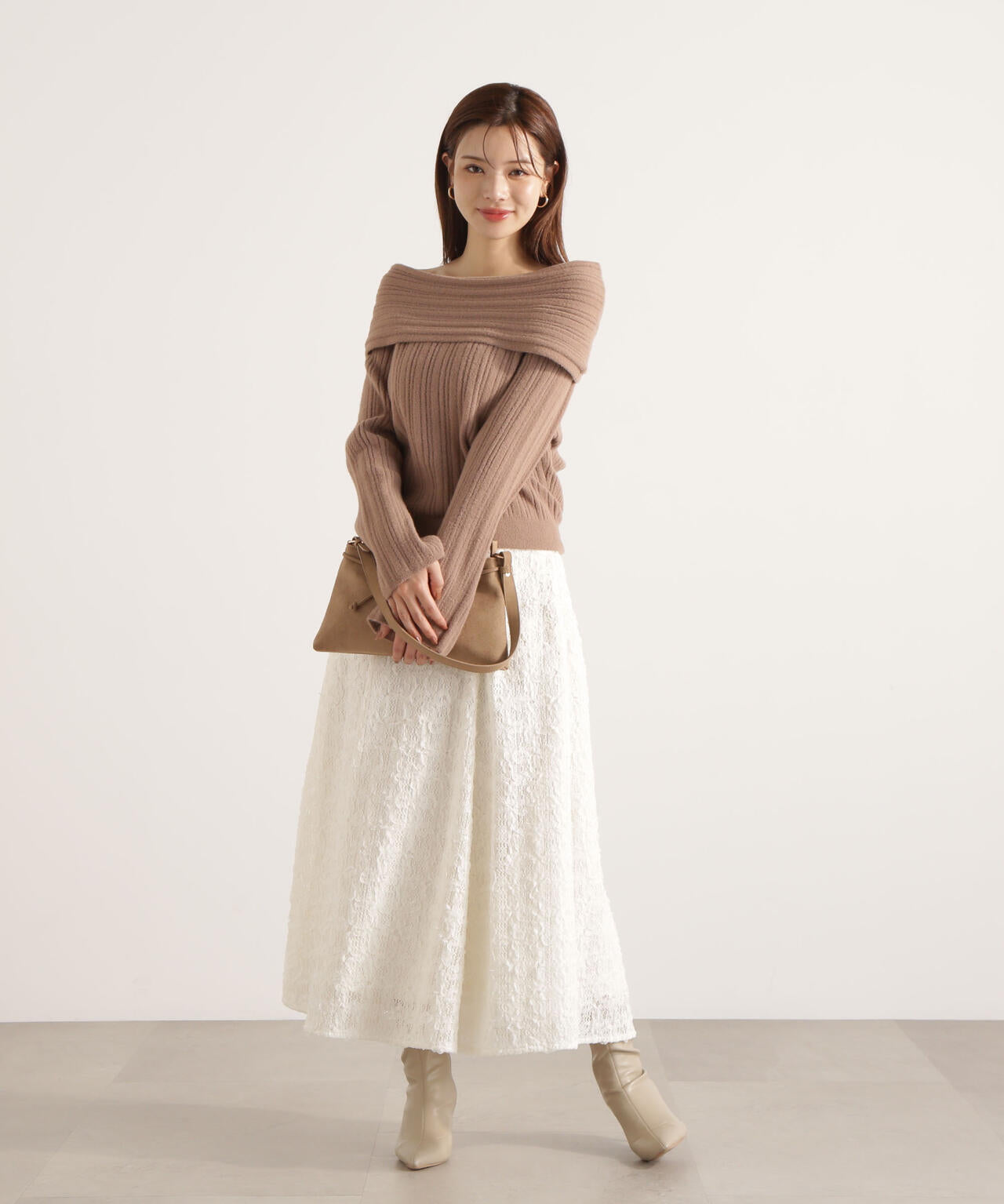 【加藤栞さん着用】ランダムリブオフショルニット