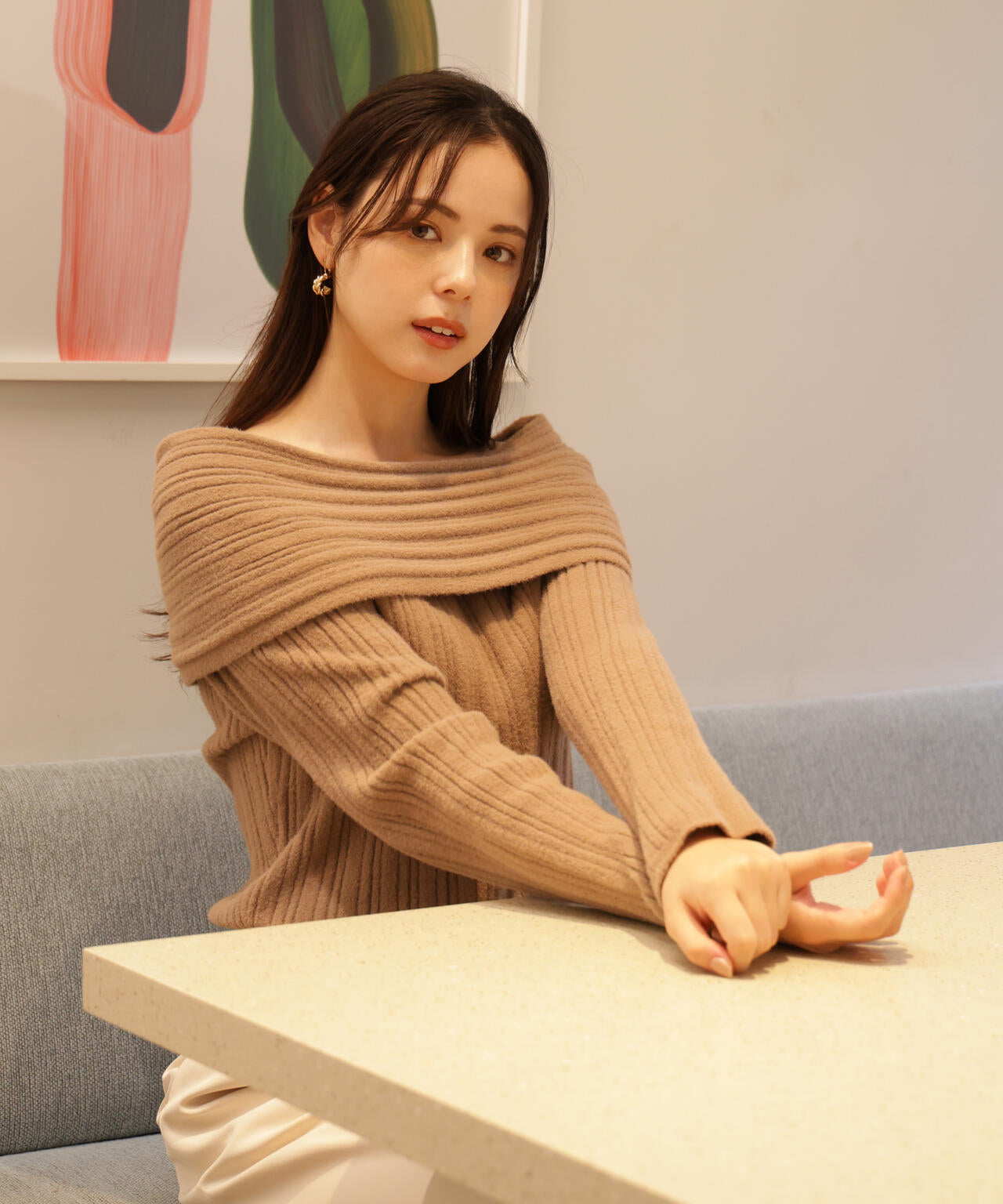 【加藤栞さん着用】ランダムリブオフショルニット