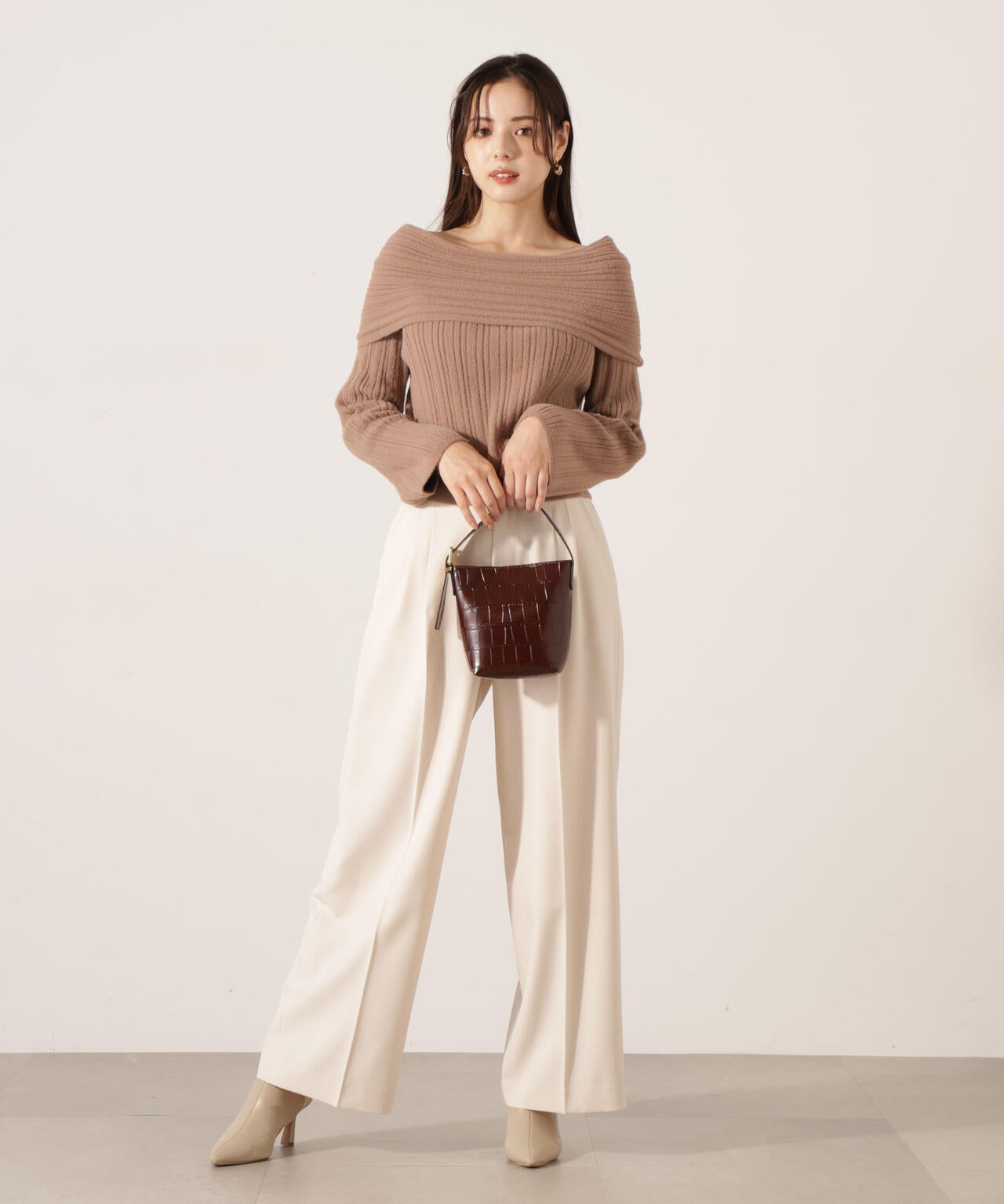 【加藤栞さん着用】ランダムリブオフショルニット