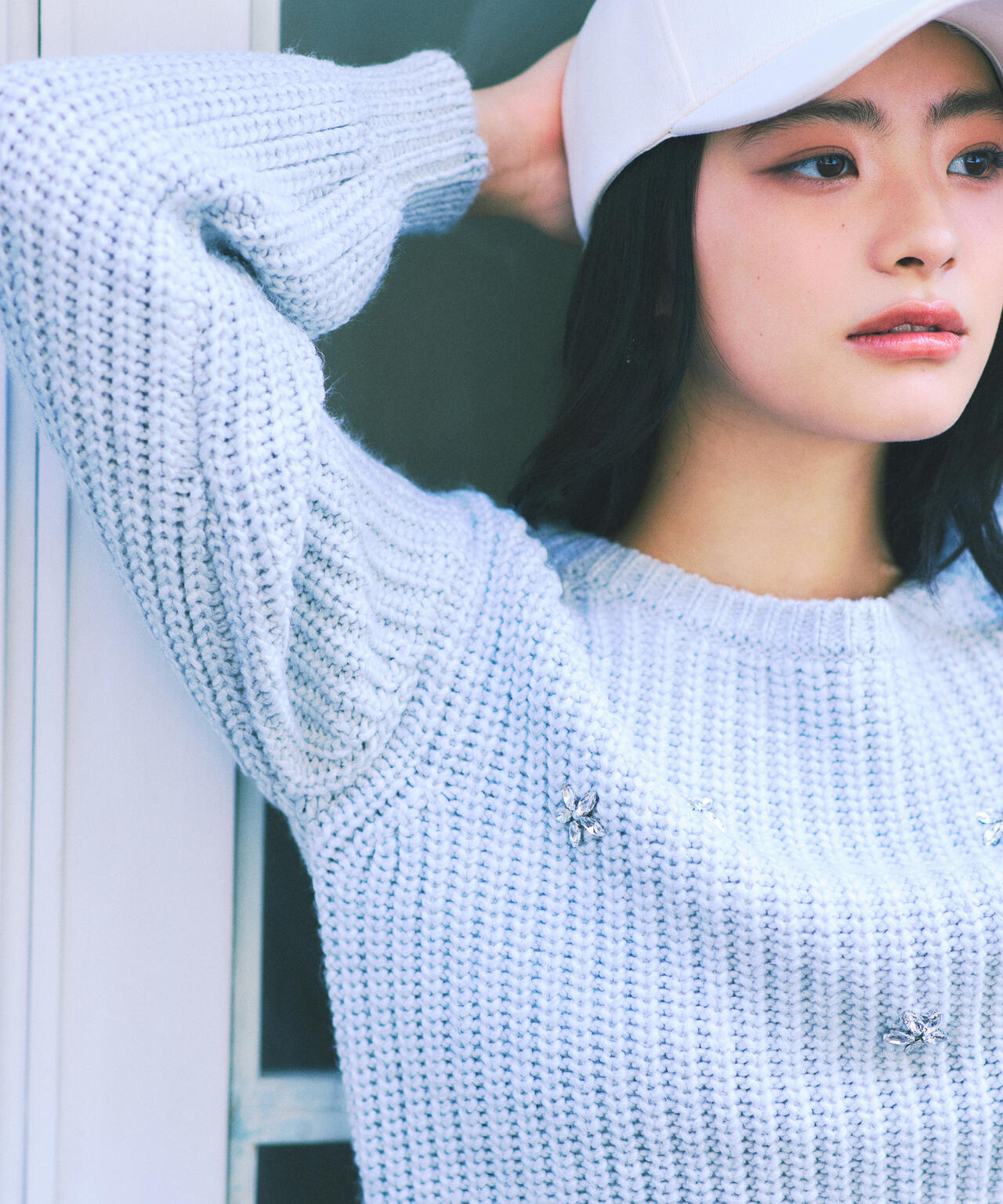 【加藤栞さん着用】ビジュー付畔ニット