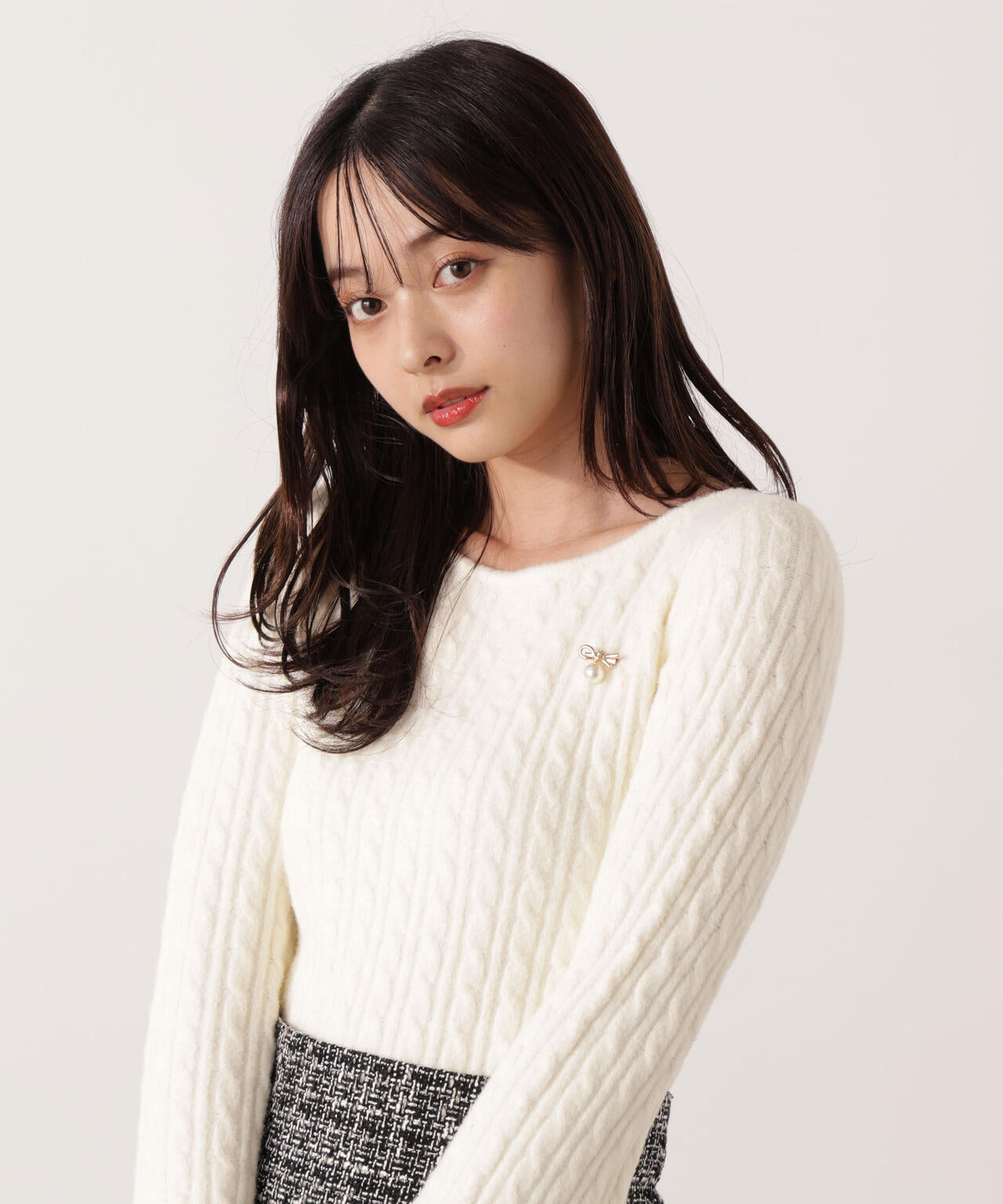 チャーム付きミニケーブルニット