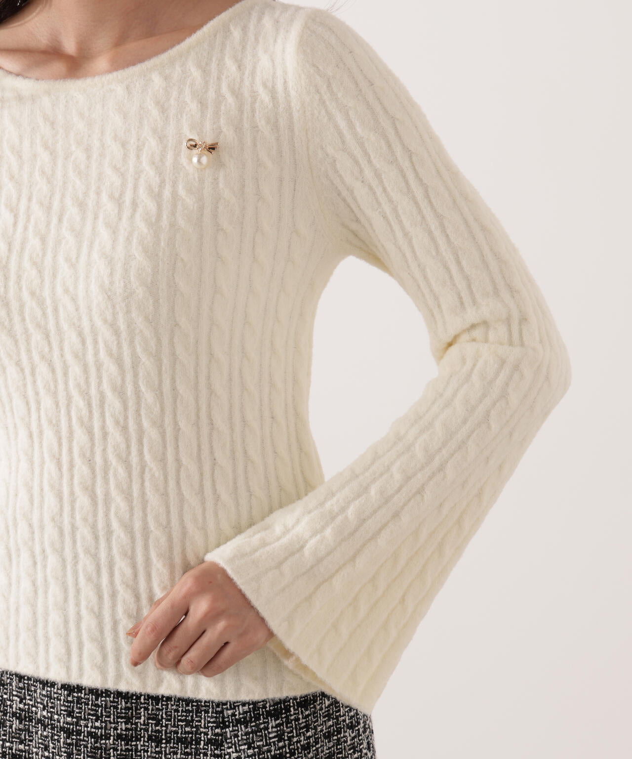 チャーム付きミニケーブルニット