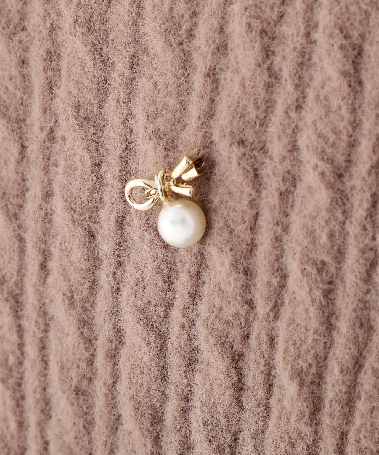 チャーム付きミニケーブルニット